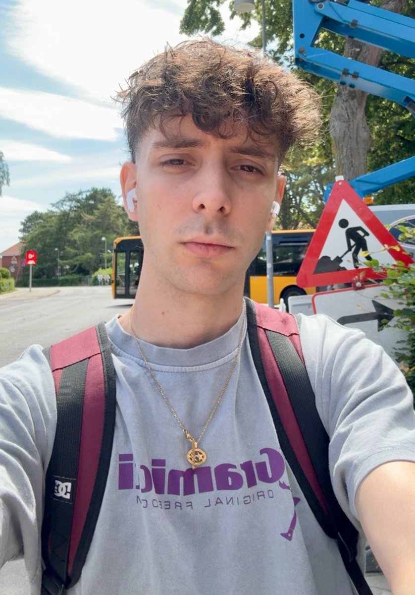 346pepi's tweet photo. en DK las pelus cobran de 40 a 80/90 € por corte de pelo de hombre (de mujer aún más)

he ido a un barber shop arabe que no sabían ni inglés y esperando me ha subido una hormiga por la pierna

me han dejao de puta madre, aunque no han usado una cuchilla nueva... https://t.co/owPhamwVno