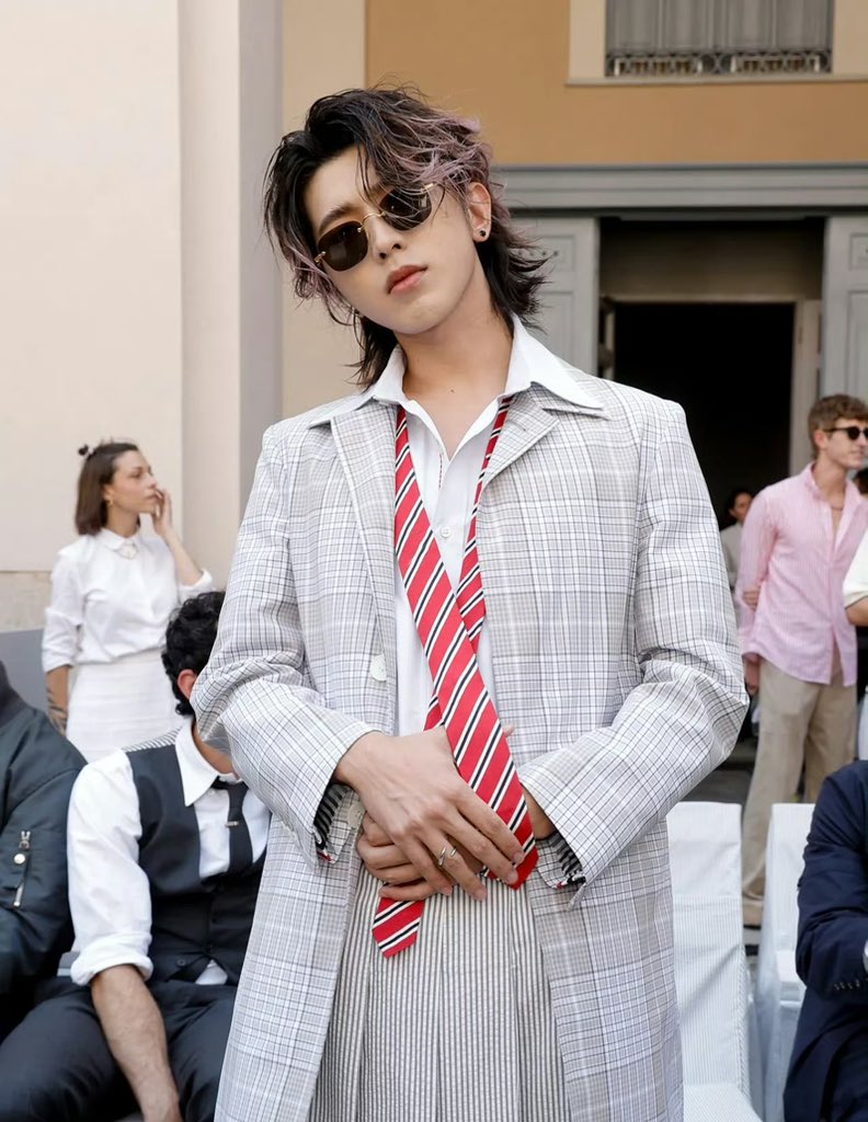 rain_storm295's tweet photo. KUN showed up at Tombrowne's show! He was in top form!

KUN’s MFW moment
#KUN #KUNxTHOMBROWNESS27 #KUNxTHOMBROWNE #THOMBROWNE 
@kun_officialx @ThomBrowne https://t.co/67th7mLakA