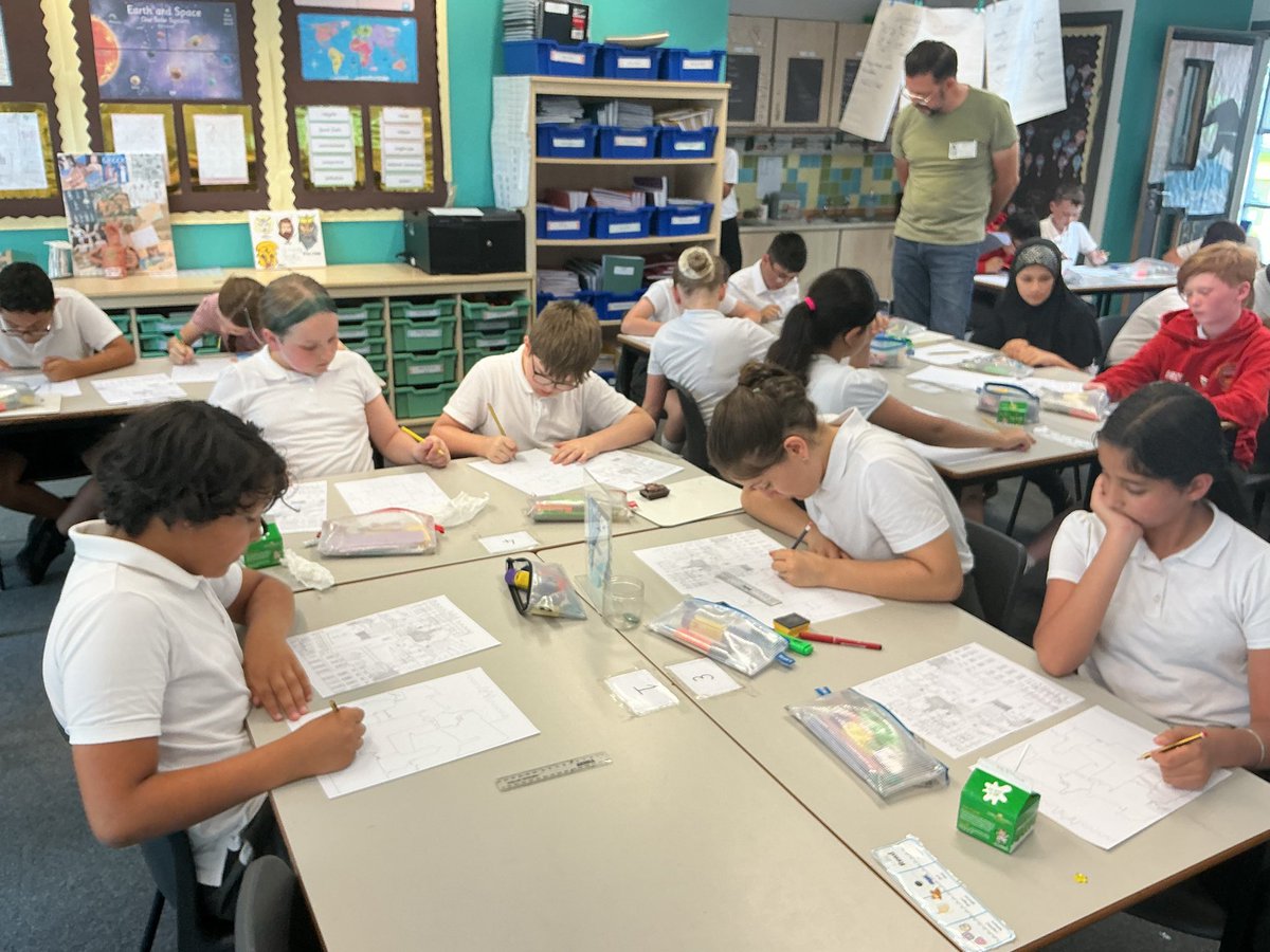PhippsMiss1's tweet photo. A big thank you to Andy from @GoodReyt for teaching the children about drawing and becoming an illustrator! https://t.co/IqFaPK5ow7