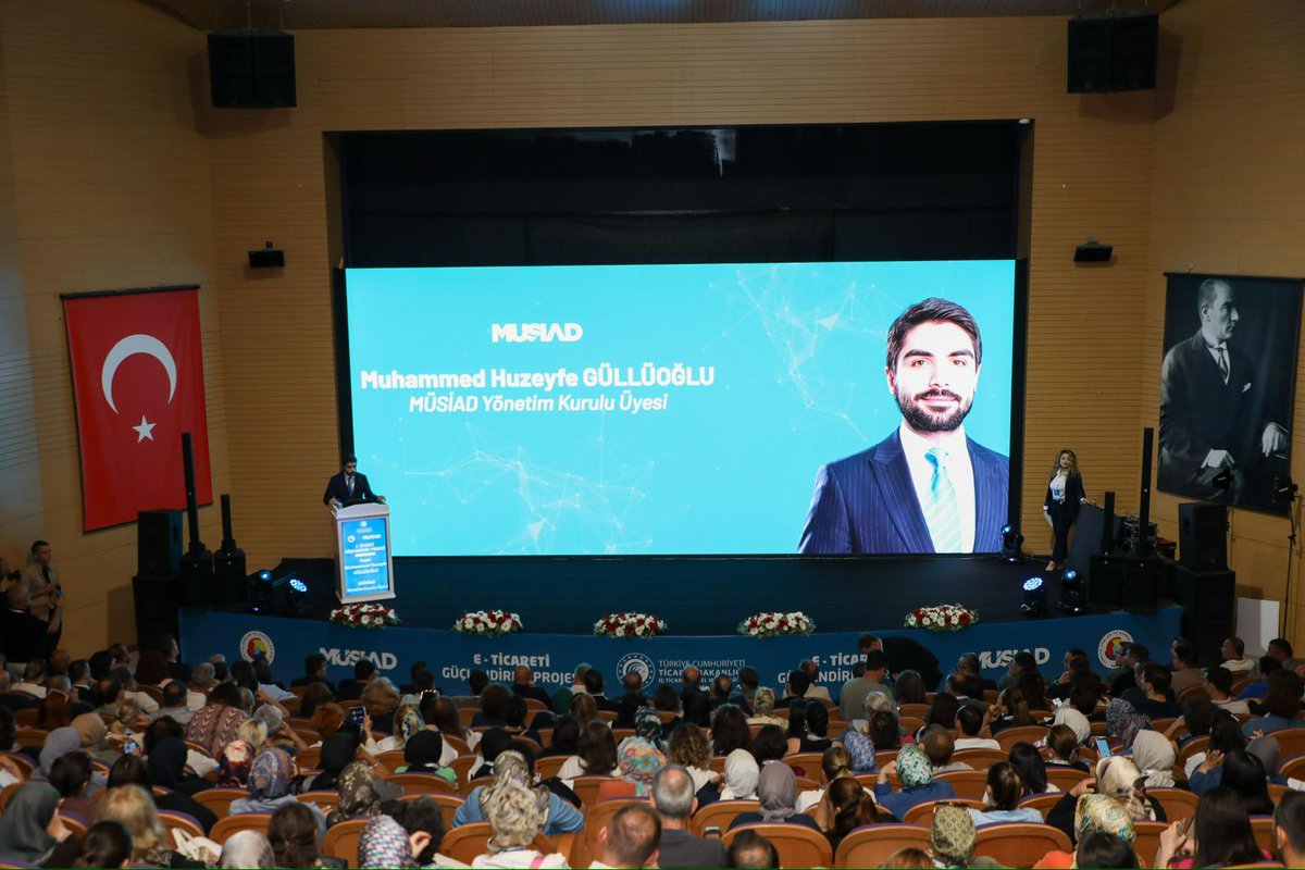 MUSIADTV's tweet photo. Ticaret Bakanlığı tarafından yürütülen, TOBB ve MÜSİAD iş birliğiyle hayata geçirilen “E-Ticareti Güçlendirme Projesi” eğitim programı Ordu’da gerçekleştirildi.

Ordu Kültür Sanat Merkezi’nde düzenlenen programa; Ordu Valisi Muammer Erol, Ordu Büyükşehir Belediye Başkan Vekili Aşkın Baş, Ordu Üniversitesi Rektörü Prof. Dr. Orhan Baş, Ticaret Bakanlığı İç Ticaret Genel Müdürü Adem Başar, ilgili kurum temsilcileri, MÜSİAD Yönetim Kurulu Üyesi ve Ticaret  Kurulları Komisyonu Başkan Yardımcısı Muhammed Huzeyfe Güllüoğlu, oda ve borsa başkanları ile sektör temsilcileri katıldı.

Programda protokol konuşması gerçekleştiren MÜSİAD Yönetim Kurulu Üyesi Muhammed Huzeyfe Güllüoğlu, e-ticaretin işletmelerin dijital dönüşüm süreçlerindeki önemine ve Anadolu’daki firmaların yeni pazarlara erişiminde sunduğu fırsatlara dikkat çekti.

Program kapsamında, işletmelerin e-ticaret ve e-ihracat alanındaki kapasitelerinin artırılması, dijital pazarlama kanallarının etkin kullanımı ve firmaların yeni pazarlara erişim imkanlarının güçlendirilmesi hedeflendi.