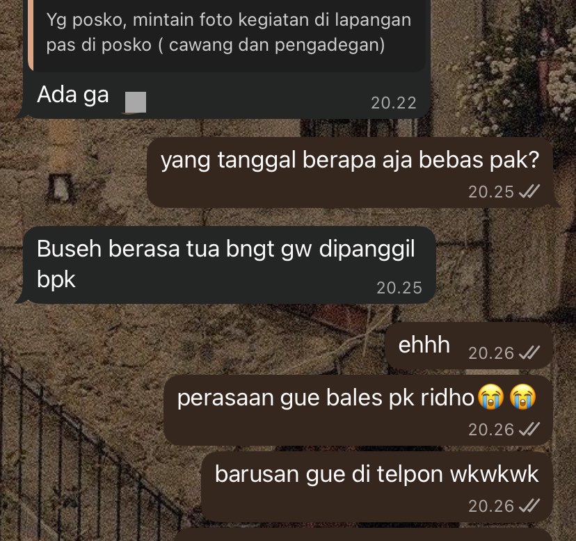 pupapuh's tweet photo. jierss ditelpon atasan disaat gue dah tidur linglung parahhh, disuruh baca chat beliau, tapi gue malah buka chat temen gwehh alhasil panggil dia “pak”😭😭😭 https://t.co/kMLrroLtJj