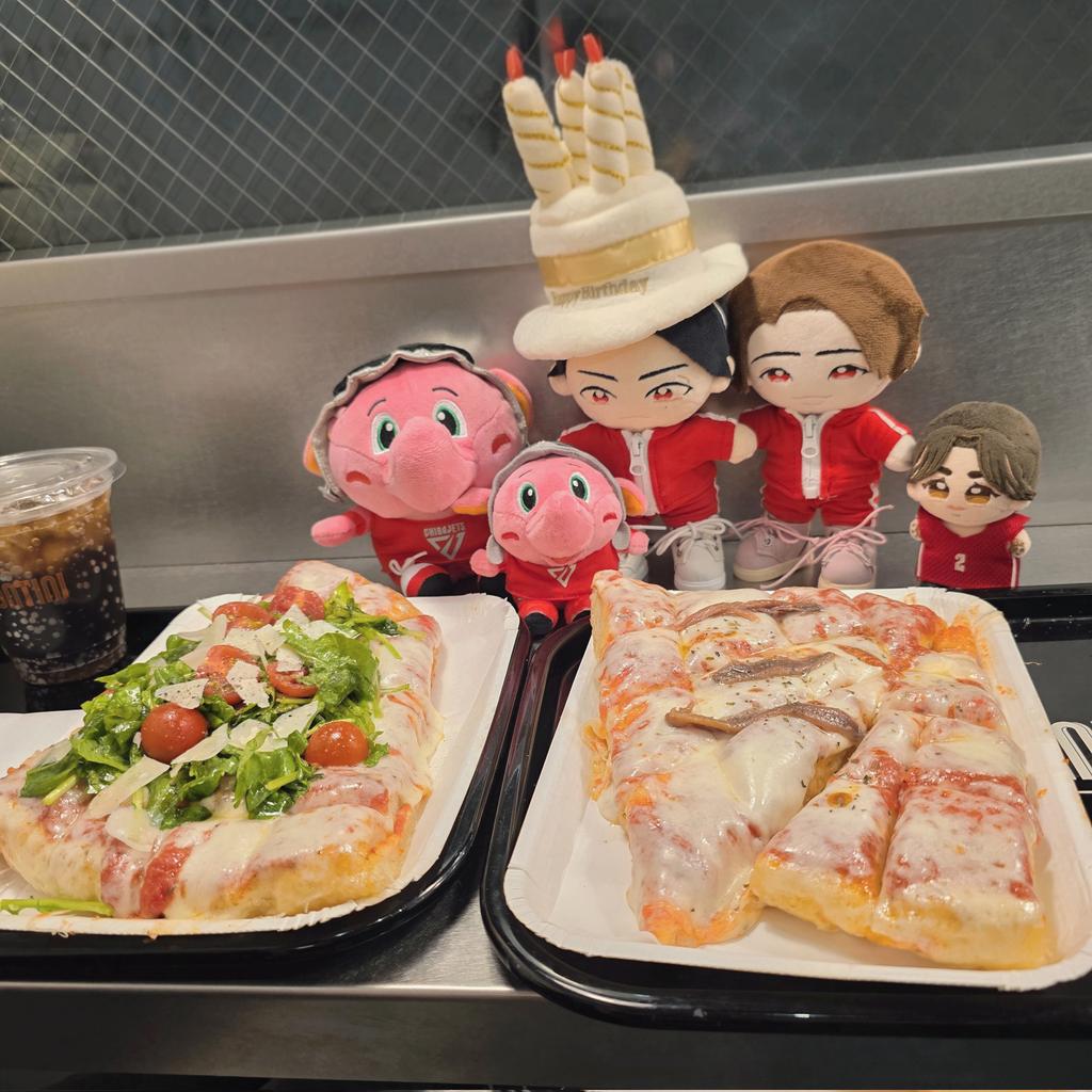 25_pp_b_9's tweet photo. またしても、お祝いに駆けつけたんだか強奪しにやってきたんだかわからない人たちを添えて(しかも増えた)

#たぴろ生誕祭2026 https://t.co/gxe0Engyqd