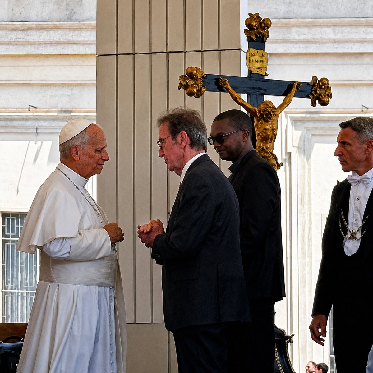 WineNewsIt's tweet photo. Gli #enologiitaliani incontrano #PapaLeone. #RiccardoCotarella #Assoenologi: “la sua #vicinanza ci dà #speranza e #coraggio”. Oggi, in #Vaticano, nell’#udienzagenerale. “Custodiamo il #valore della #terra e del #vino come espressione di #comunità, #cultura e #dialogo tra i #popoli”, https://t.co/VXnHgmyq8G