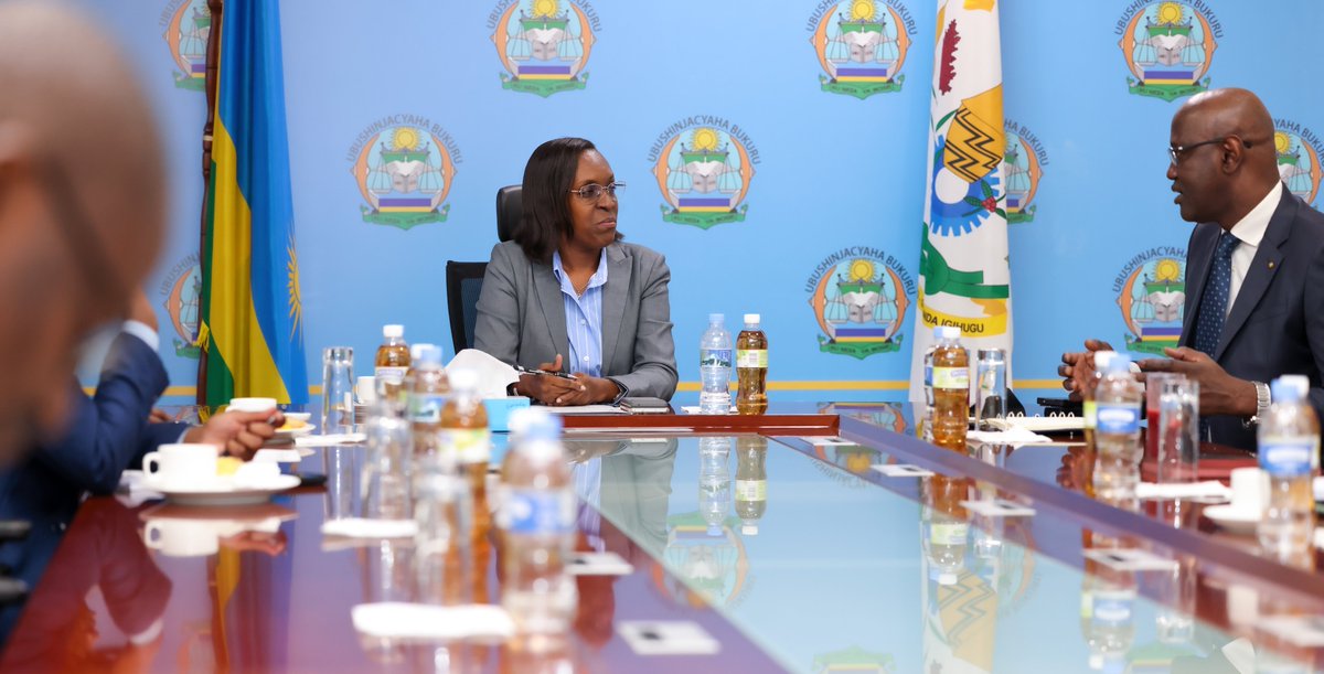 ProsecutionRw's tweet photo. La Procureure générale de la République du Rwanda @angeliquehab a aujourd’hui reçu Monsieur Abdoul Aziz AGUISSA, Vérificateur Général de la République du Mali, ainsi que sa délégation en visite de travail au Rwanda. https://t.co/UCSlT0NSgF