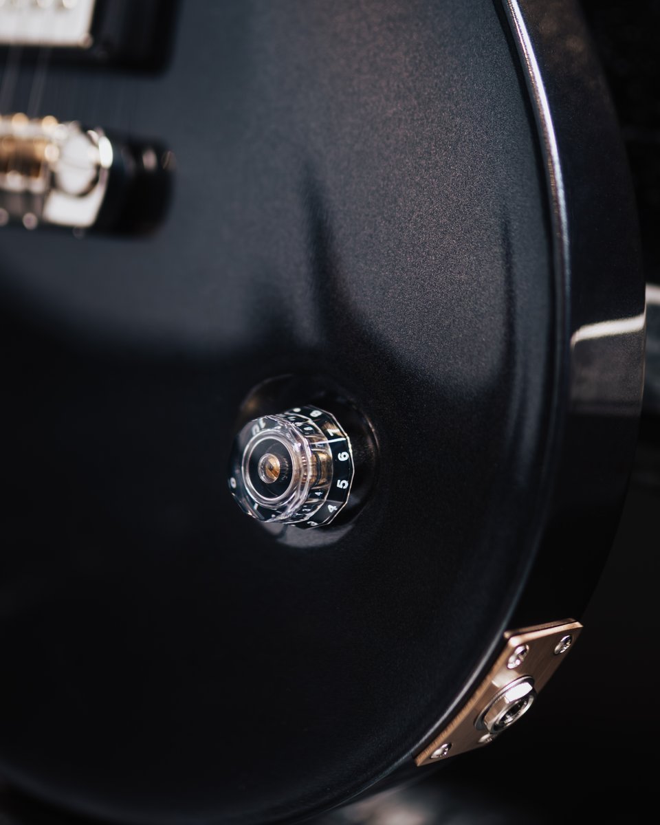 prsguitars's tweet photo. Zoom in on the Jon Jourdan Limited Edition to take a closer look at its singular "Metal" pickup  and single volume control. 🤘 Adding to the minimalist nature of this model, its ebony fretboard features no inlays! https://t.co/FJ5JBeQ9Hk