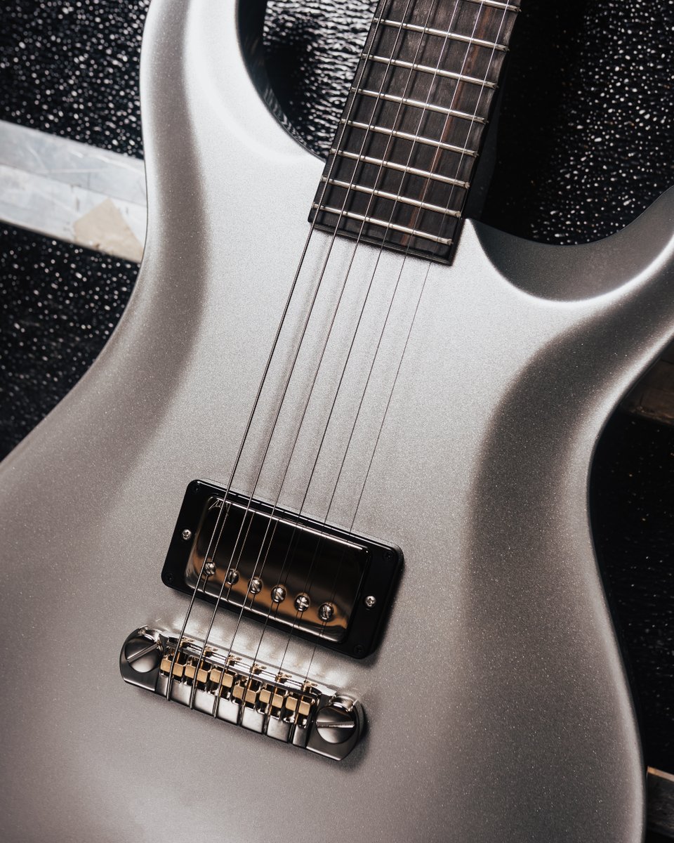 prsguitars's tweet photo. Zoom in on the Jon Jourdan Limited Edition to take a closer look at its singular "Metal" pickup  and single volume control. 🤘 Adding to the minimalist nature of this model, its ebony fretboard features no inlays! https://t.co/FJ5JBeQ9Hk