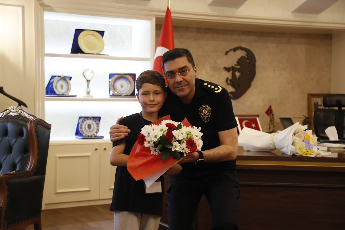 KbraBicek's tweet photo. Öğrencim F. Enes Polat ile Şanlıurfa İl Emniyet Müdürü Sayın Attila Aksoy’u makamında ziyaret ettik. Öğrencimizi kabul eden Sayın Müdürümüze,ziyaretimiz sırasında göstermiş oldukları nazik ev sahipliği ve samimi ilgileri için öğretmeni olarak teşekkür ederim.👮‍♂️
@Atilla__Aksoy https://t.co/LGpao1WxRd