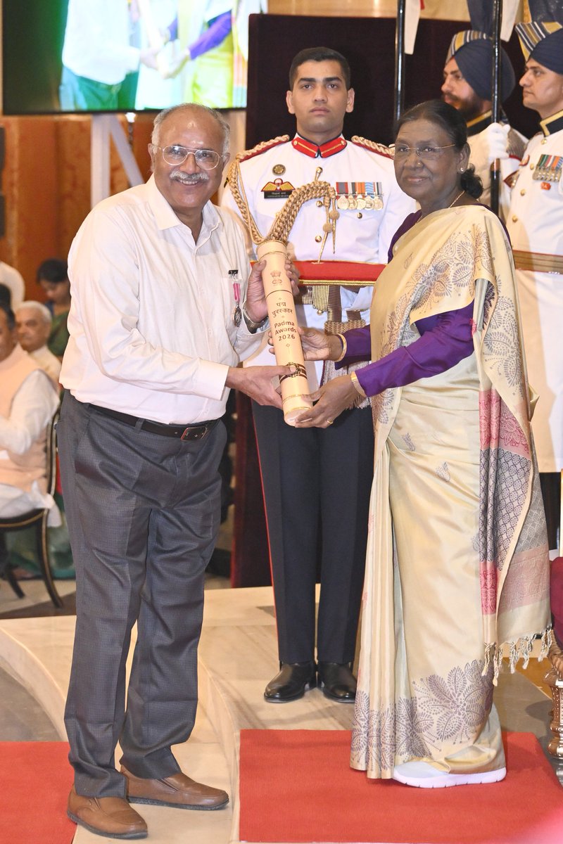 mujifren's tweet photo. In a first, a simple Group B officer awarded, Nation's 4th highest Civilian Honour

But his story is not ordinary at all

He was an Undersecretary on verge of retirement in MHA and was asked by Congress sympathiser IPS officer to sign affidavit on "Hindu Terror"

When he refused, they picked him up, put him solitary cell and burnt his thighs with cigarettes

When he was released he came to Arnab's show and told everything about the conspiracy to defame Hindus