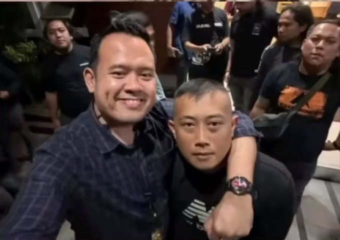 rasjawa's tweet photo. Mungkin ini alasannya si Taufik Hidayat ini mukanya masih mulus sampe sekarang ya... https://t.co/ORosbGwyct