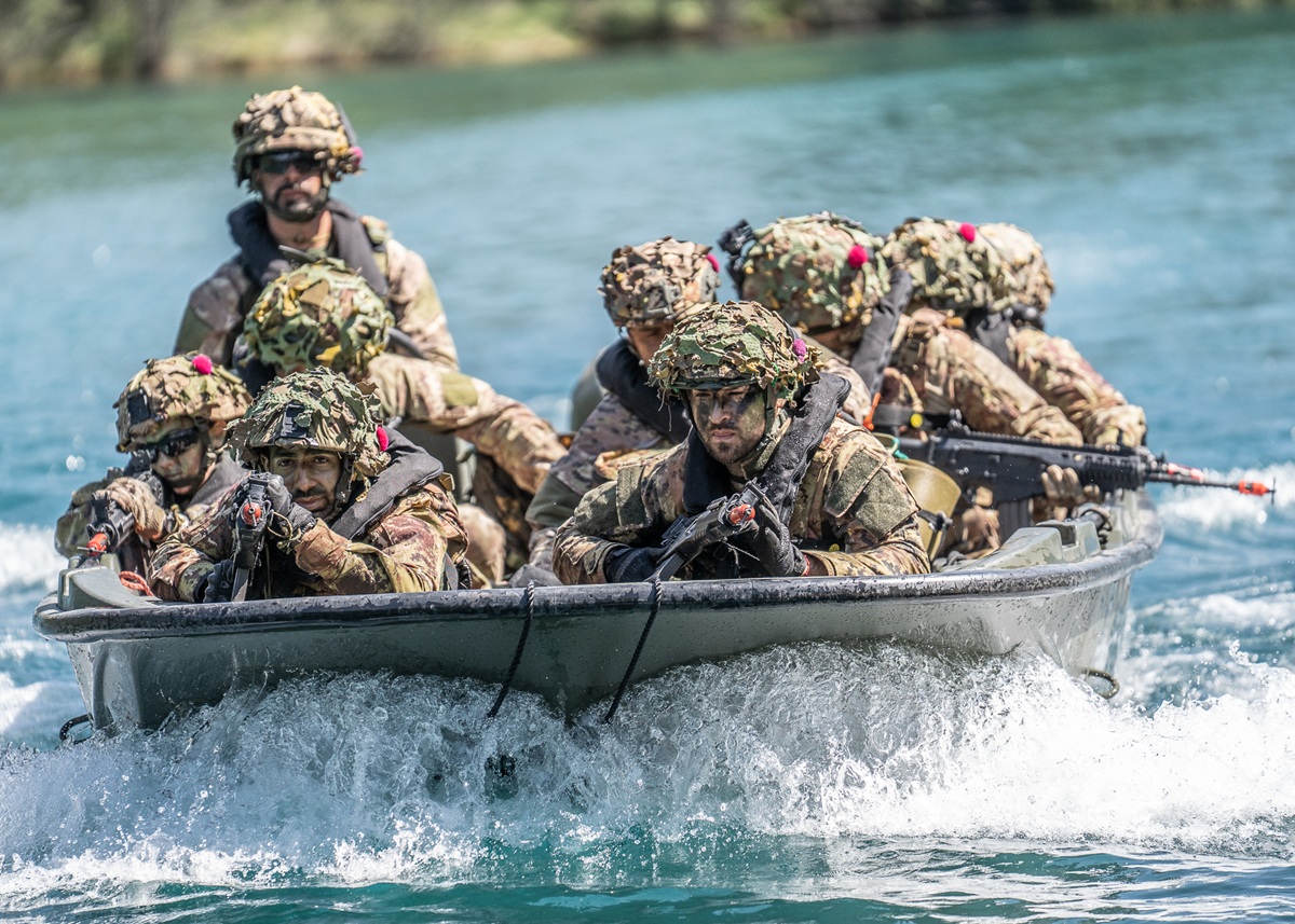 Esercito's tweet photo. Addestramento intenso in alta Valle di Susa per i #guastatori alpini dell'#EsercitoItaliano 🇮🇹
I #militari hanno testato tecniche di guado e impiego natanti, concludendo con un'attività tattica continuativa di 36 ore, giorno e notte. 
Obiettivo: superare ostacoli naturali e garantire il supporto alla manovra sul terreno in contesti complessi.