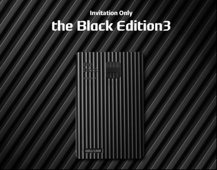vitaminCneeded's tweet photo. มีใครเห็น black card พี่จีซูมั้ยคะ🫣🐈‍⬛️ ถ้าดูไม่ผิดลายบัตรแบบนี้..

บัตรเครดิต 'The Black Edition 3' ของ Hyundai ซึ่งมีเพียง 1,000 ใบ ผู้ถือบัตรนี้ได้จะต้องเป็น VVIP ที่มีอิทธิพลทางสังคมระดับสูงและได้รับเชิญจาก Hyundai เท่านั้น ซึ่งถือเป็นกลุ่มคน 0.05% จากทั่วประเทศ

Hyundai ขึ้นชื่อด้านความเข้มงวดกว่าบริษัทอื่นในการพิจารณาผู้ถือบัตรดำ เบื้องต้นต้องเป็นผู้มีความสามารถด้านการจัดการเงินที่ทรัพย์สินขั้นต่ำ 10,000 ล้านวอน (ประมาณ 270 ล้านบาทตามสกุลเงินช่วงนั้น) และเมื่อผ่านการพิจารณาเบื้องต้นครบจะต้องได้รับมติเอกฉันท์จากคณะกรรมการบริษัทก่อนเท่านั้น

credit info [ดูสิทธิพิเศษต่างๆเพิ่มเติมได้]:
- https://t.co/Fe5O86RxqV
- https://t.co/UI5URgdei3