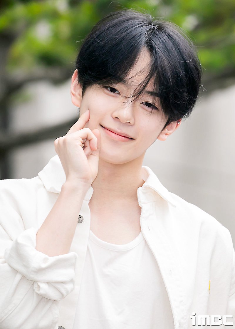 seenlit0125's tweet photo. 청순 메이크업이랑 찐퓨어 비교해보면 후자는 진짜 주워다 키워버리고싶어짐 https://t.co/xI5yI8Haxp