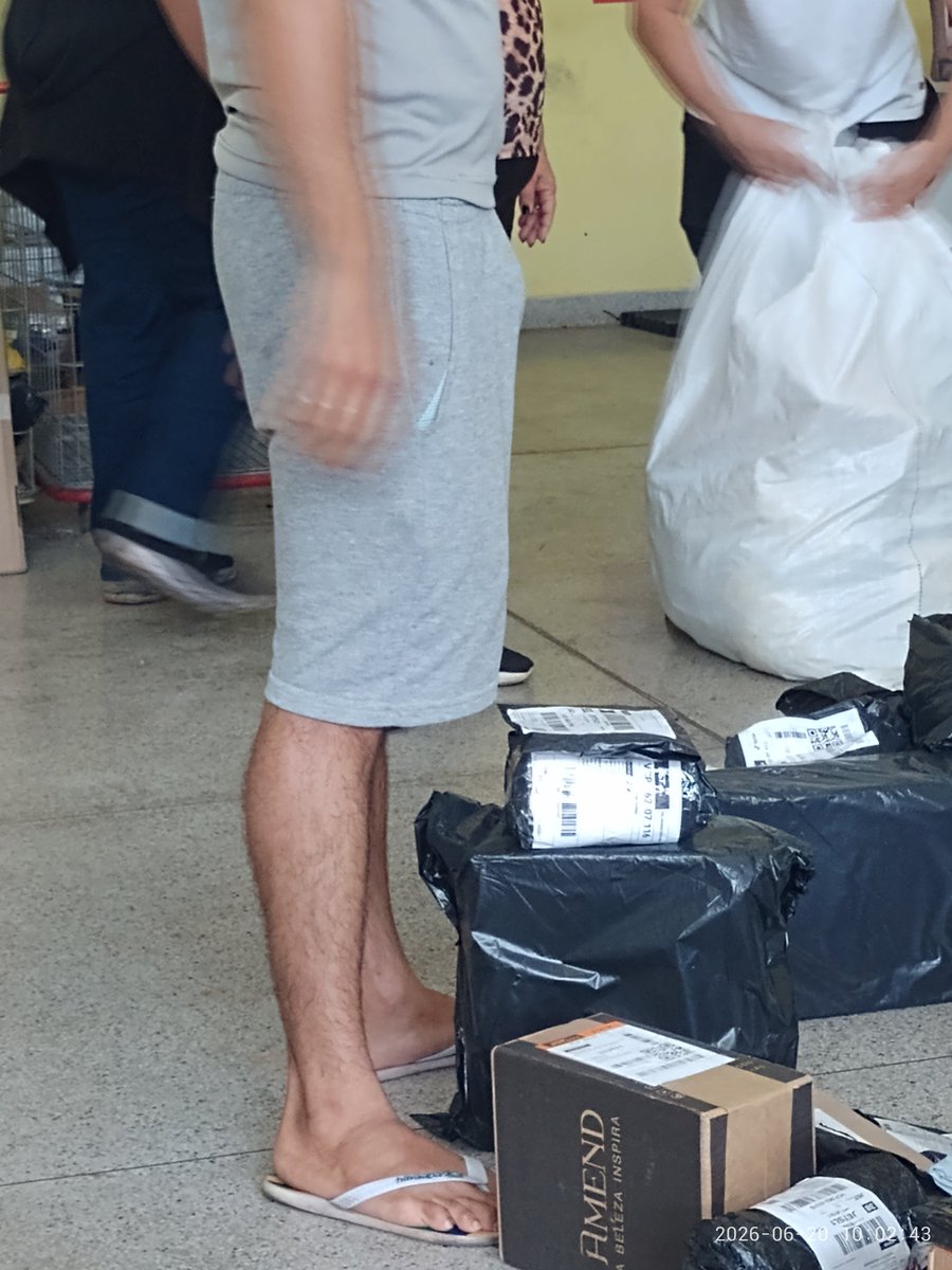 rafabarbudinho's tweet photo. Entregador com cara de safado sabe exatamente o q tá fazendo com essa bermuda marcando kkkk

#feet #gay #pés #fetiche #flagra #gayfeet #macho #chinelo #moletom #bermudademoletom #sweater #shorts https://t.co/cpSKk2LxnR