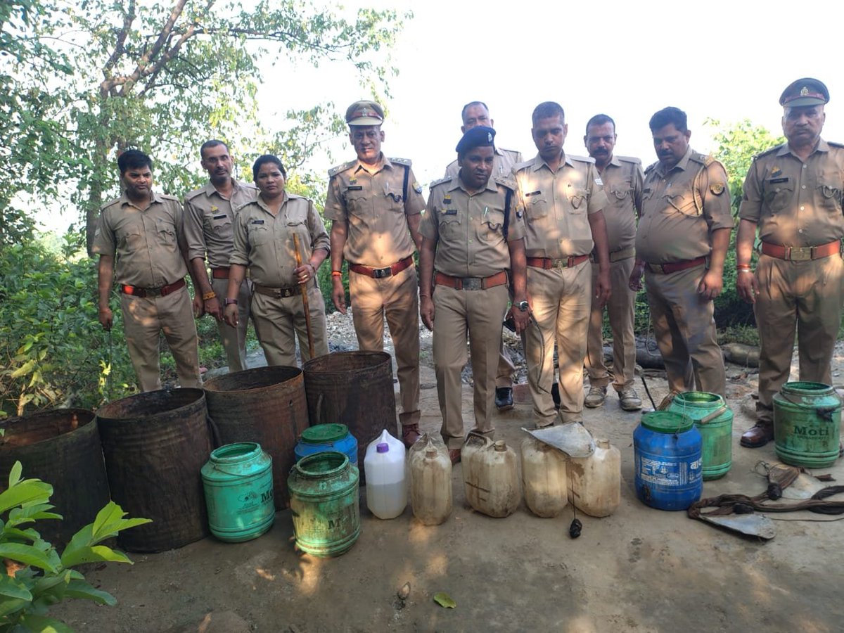 upexcise's tweet photo. *जनपद गोरखपुर* 
अवैध शराब के निर्माण/बिक्री/परिवहन /भंडारण के विरुद्ध चलाये जा रहे प्रवर्तन अभियान के अंतर्गत आबकारी आयुक्त उत्तर प्रदेश के आदेश के अनुपालन मे उप आबकारी आयुक्त, गोरखपुर प्रभार और जिला आबकारी अधिकारी गोरखपुर महोदय के निर्देश पर आज  दिनाक : 24.06.2026 को आबकारी निरीक्षक सेक्टर~2 सदर  मय स्टॉफ आबकारी टीम द्वारा थाना राजघाट के अन्तर्गत अवैध कच्ची शराब के विभिन्न संदिग्ध स्थलों  राप्ती नदी के किनारे व अमरुद बागो व झाड़ियों में दविश दी गई। दबिश मे  लगभग 175 लीटर अवैध कच्ची शराब तथा लगभग 1000 किग्रा0 लहन बरामद किया गया। बरामद शराब को कब्जे में लेकर     बरामद लहन को मौके पर ही नियमानुसार विनष्ट किया गया तथा  आबकारी अधिनियम के अंतर्गत  02अभियोग पंजीकृत  किया गया।

@upgovt @nitinagarwal_n @chiefSecyUP
@infodeptup @uppolice @Dm_Gorakhpur
