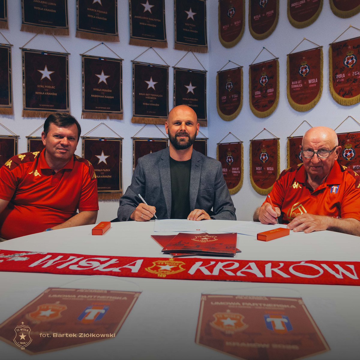AkademiaWisly's tweet photo. Akademia Piłkarska Wisły Kraków nawiązała współpracę z Tempo Rzeszotary 🤝

Podpisana umowa partnerska to szansa na wspólne działania szkoleniowe oraz rozwój młodych zawodników. Dzięki współpracy wyróżniający się piłkarze z klubu partnerskiego będą mogli zaprezentować swoje umiejętności w naszej Akademii. 

Tempo Rzeszotary zyska również możliwość korzystania z wiedzy i doświadczenia naszej Akademii, uczestniczyć w stażach trenerskich w Krakowie oraz konsultować realizowane programy szkoleniowe.

Dziękujemy za zaufanie i cieszymy się na wspólne działania! 🔵⚪🔴