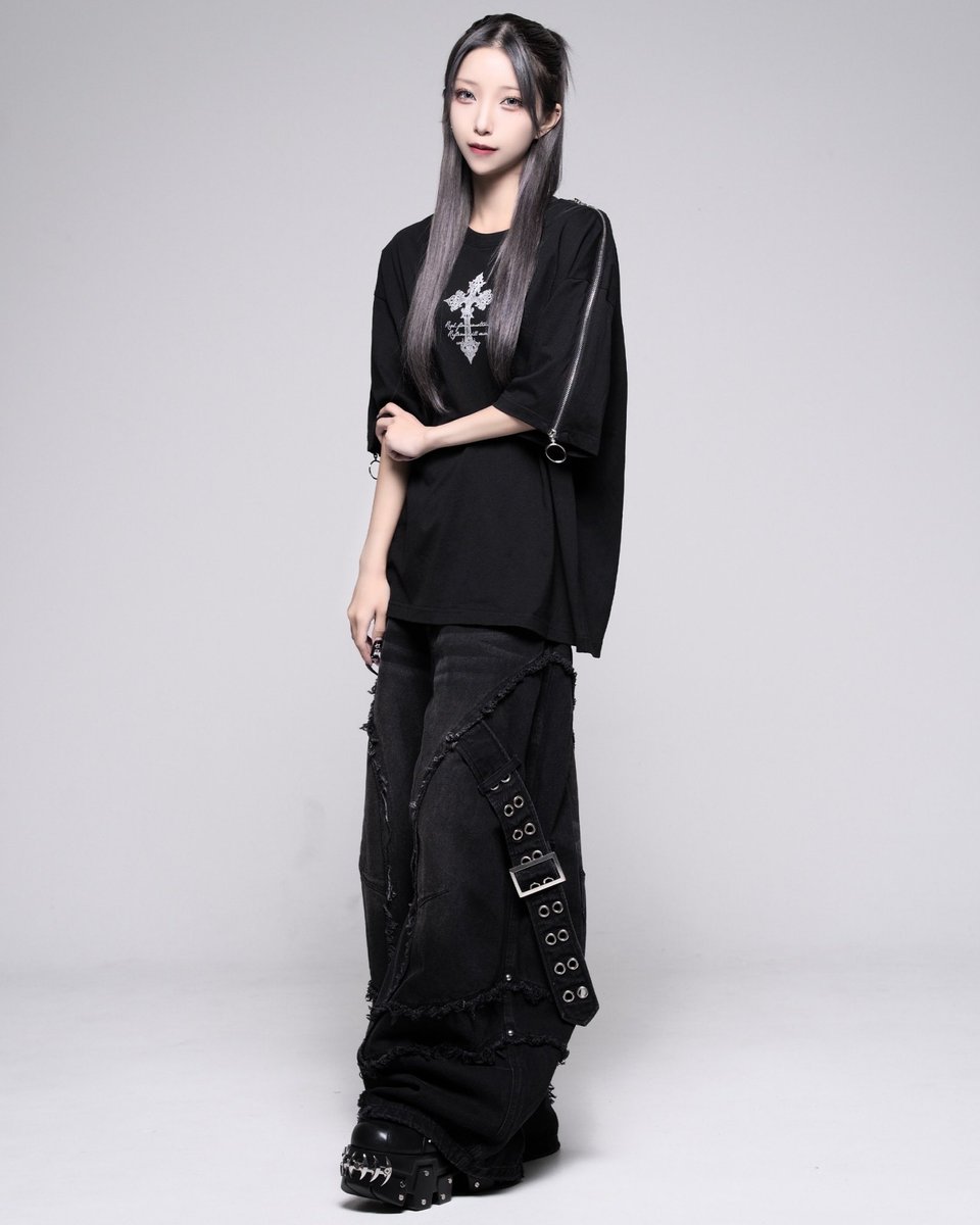 _REFLEM's tweet photo. 👁‍🗨REFLEM(レフレム)
NEW ARRIVAL

ショルダーZIP箔プリントTシャツ
¥10,780

6月27日（土）発売。
※札幌、福岡は配送遅延の為遅れる場合が御座います。

#reflem https://t.co/NXg8tHj9iX