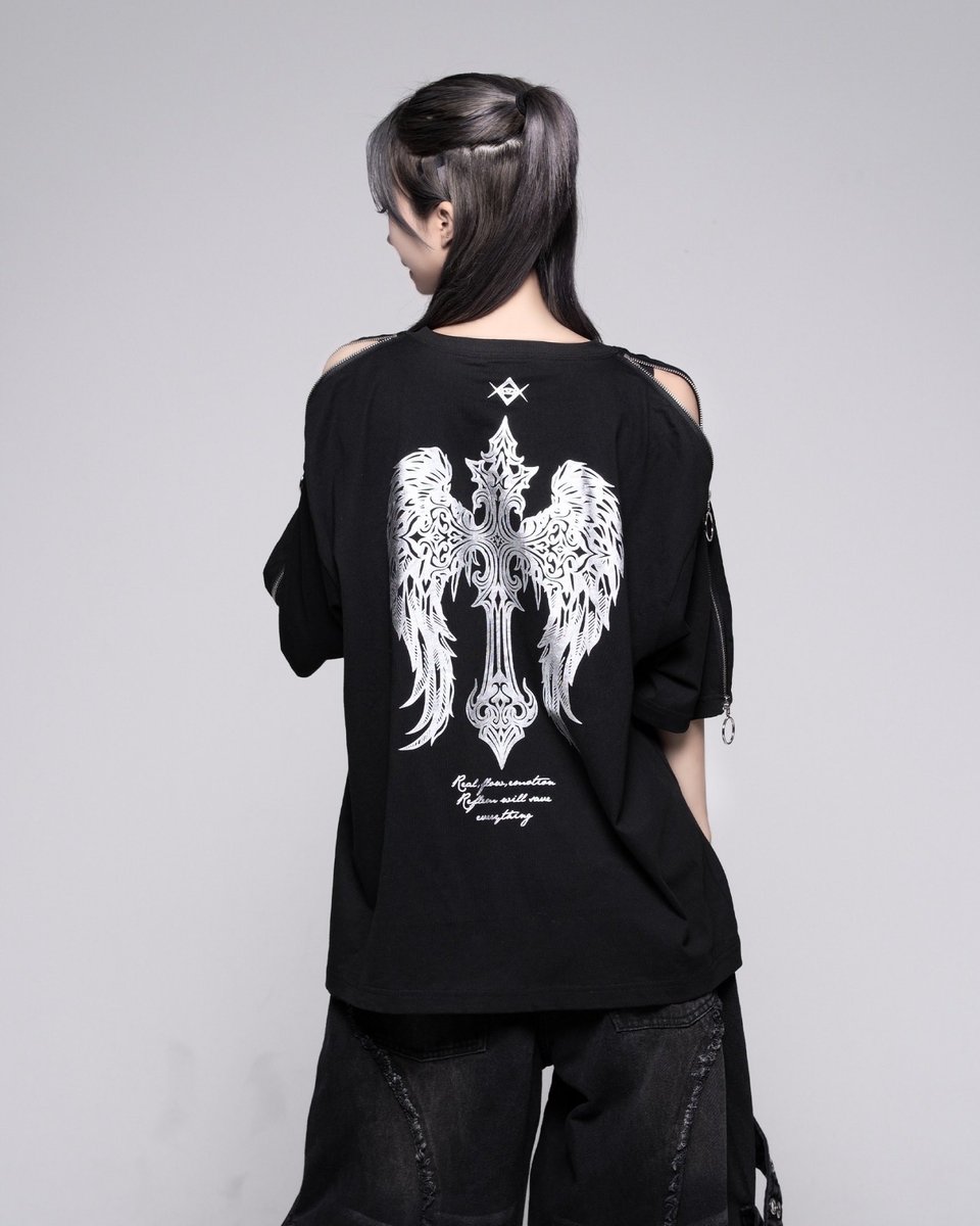 _REFLEM's tweet photo. 👁‍🗨REFLEM(レフレム)
NEW ARRIVAL

ショルダーZIP箔プリントTシャツ
¥10,780

6月27日（土）発売。
※札幌、福岡は配送遅延の為遅れる場合が御座います。

#reflem https://t.co/NXg8tHj9iX