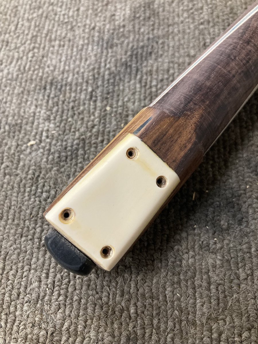 pool_return's tweet photo. 【ジャンプキュー再生DIY計画③】

今日はグリップ分の段差作り完了

そしてキャロムキューならではの…
斜めにカット部分のロゴを消してみた😆

何貼ろうか😺

そして樹脂タップ注文したので…
届いたら手作業で取り付け…いけるか？🤔

#ビリヤード #復帰組 #松戸 #柏

無言フォローご理解下さい😌 https://t.co/JeaQAFQ7Un