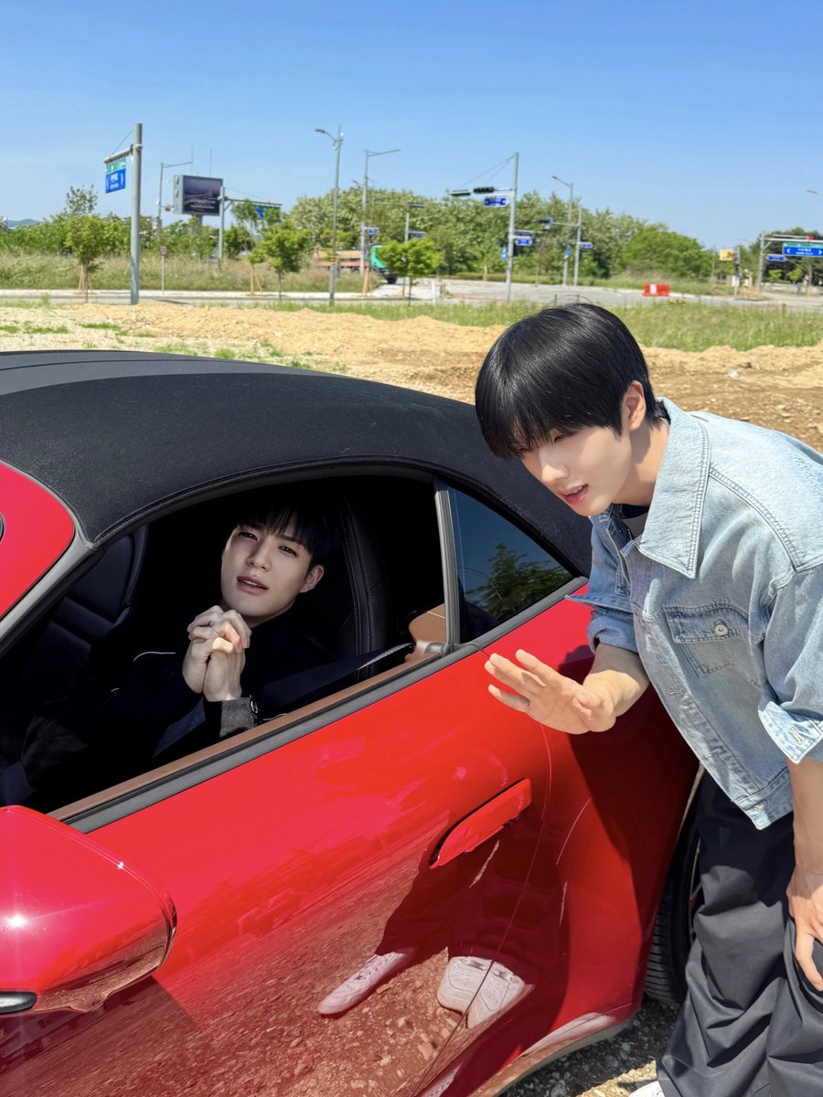 yunqjsrose's tweet photo. hes soooo pouty omg js how dare you make this passenger princess drive!! 😠 https://t.co/r3GKgULPTV