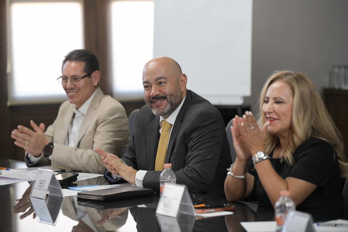 GobiernoEdoChih's tweet photo. 🌾💙 En Chihuahua seguimos fortaleciendo al campo con alianzas que generan mejores herramientas para enfrentar los retos de la sequía.

Con la firma de un convenio con la FAO de la ONU, impulsaremos el intercambio de soluciones hídricas y políticas públicas para acompañar a las y los productores rurales ante las condiciones climáticas que impactan su trabajo.

Seguimos trabajando por un campo más fuerte, competitivo y preparado para el futuro.

#CuentaConmigo
