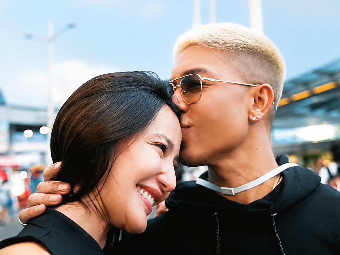 Kris Lawrence is officially courting his ex-girlfriend Katrina Halili, Boy Abunda confirms on Fast Talk. The singer recently asked for permission to court her through a letter, which their daughter Katie immediately