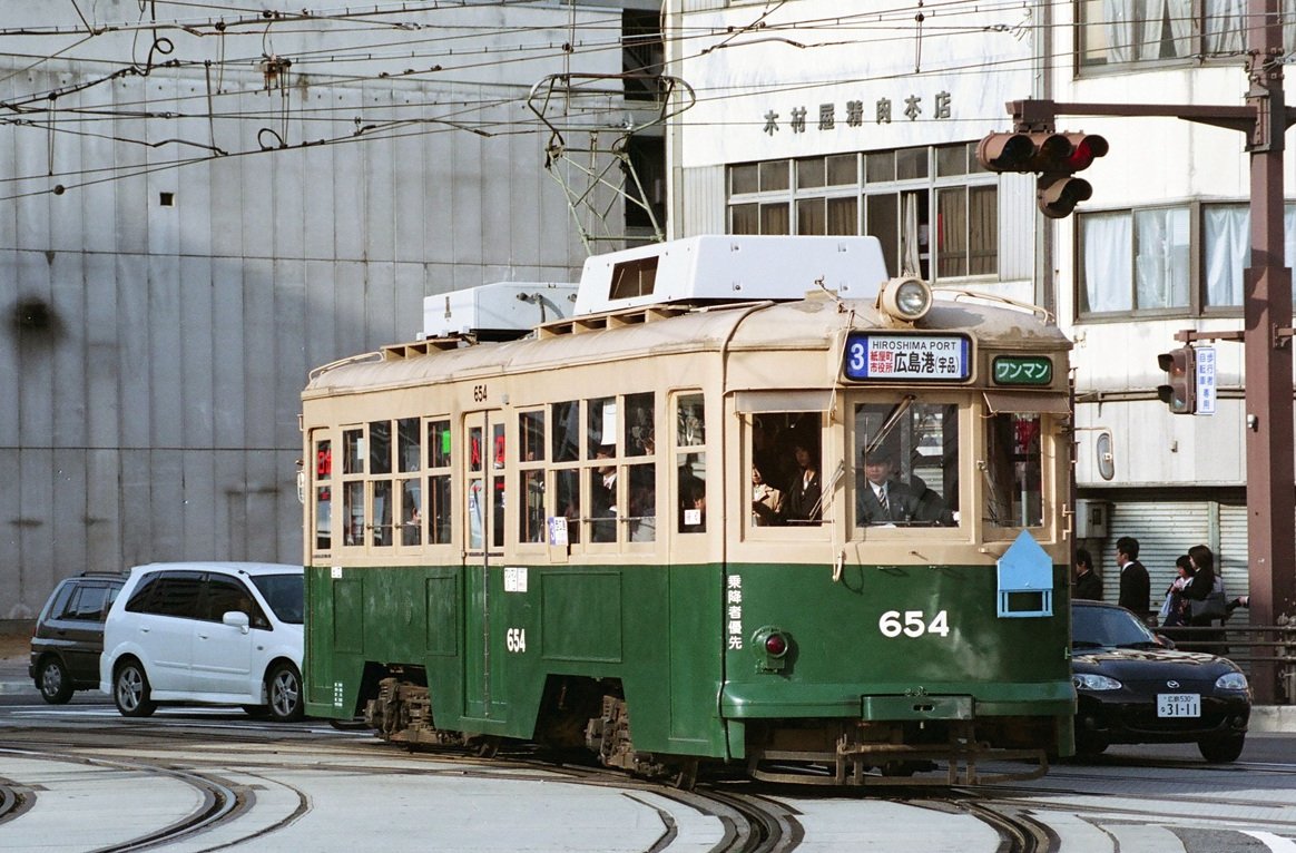 series9300's tweet photo. 広電の保存車は654号でした。失礼いたしました。 
654号、2006年の広島を訪れた際にたまたま走っておりました。だいたいラッシュが終われば入庫という流れだったようですが、この日は日中も営業に回っていました。
しばらく後にこの塗分けのまま引退、博物館へ譲渡後に今の色に塗られたようです。 https://t.co/mLCpQs8IgB