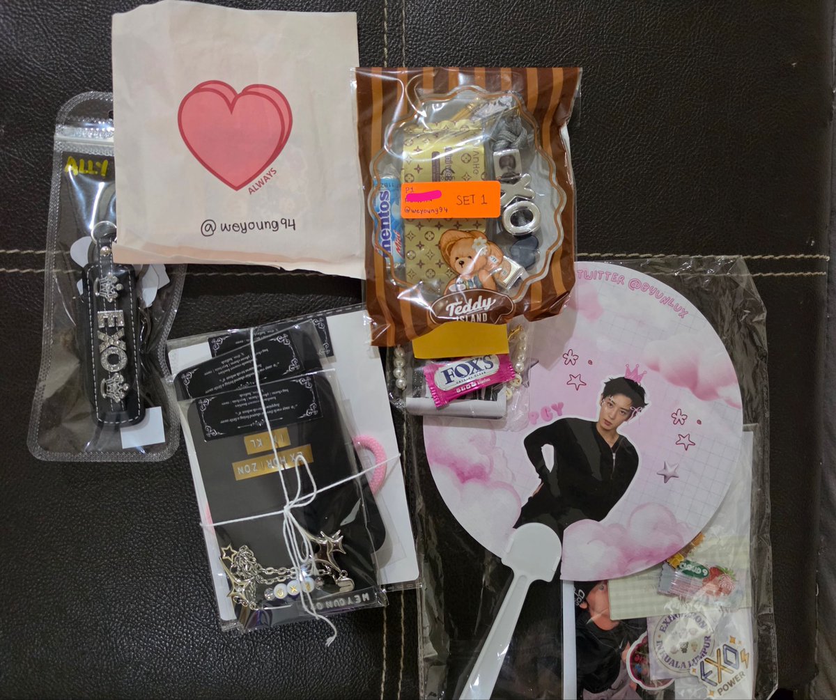 weyoung94's tweet photo. Hasil kutipan freebies after #EXhOrizoninKL 😆 Eris really went all out this time &amp; the hunt has been really fun!

2nd pic are from my traders 🧡 TQ so much! I couldn’t meet with a few cuz it’s been chaos

Nanti I akan tag semua yg ada letak @ on their freebies for appreciation🫰🏼 https://t.co/5euFGCuB1S