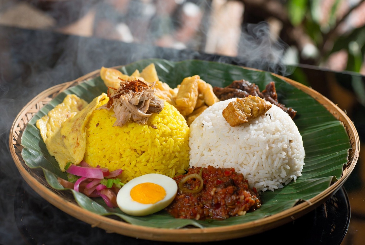 hellomangoes's tweet photo. buat sarapan kalian lebih suka makan nasi kuning atau nasi uduk guys? https://t.co/icrXbRf3DU