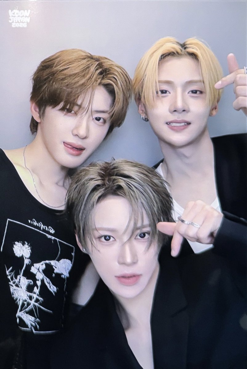 seol_109's tweet photo. 이 세 명 얼굴 진짜 너무 좋음 ..
그냥 다 다르게 생겼는데 얼굴합이 너무 좋은 느낌을 줌 https://t.co/E0OpCIW5C5