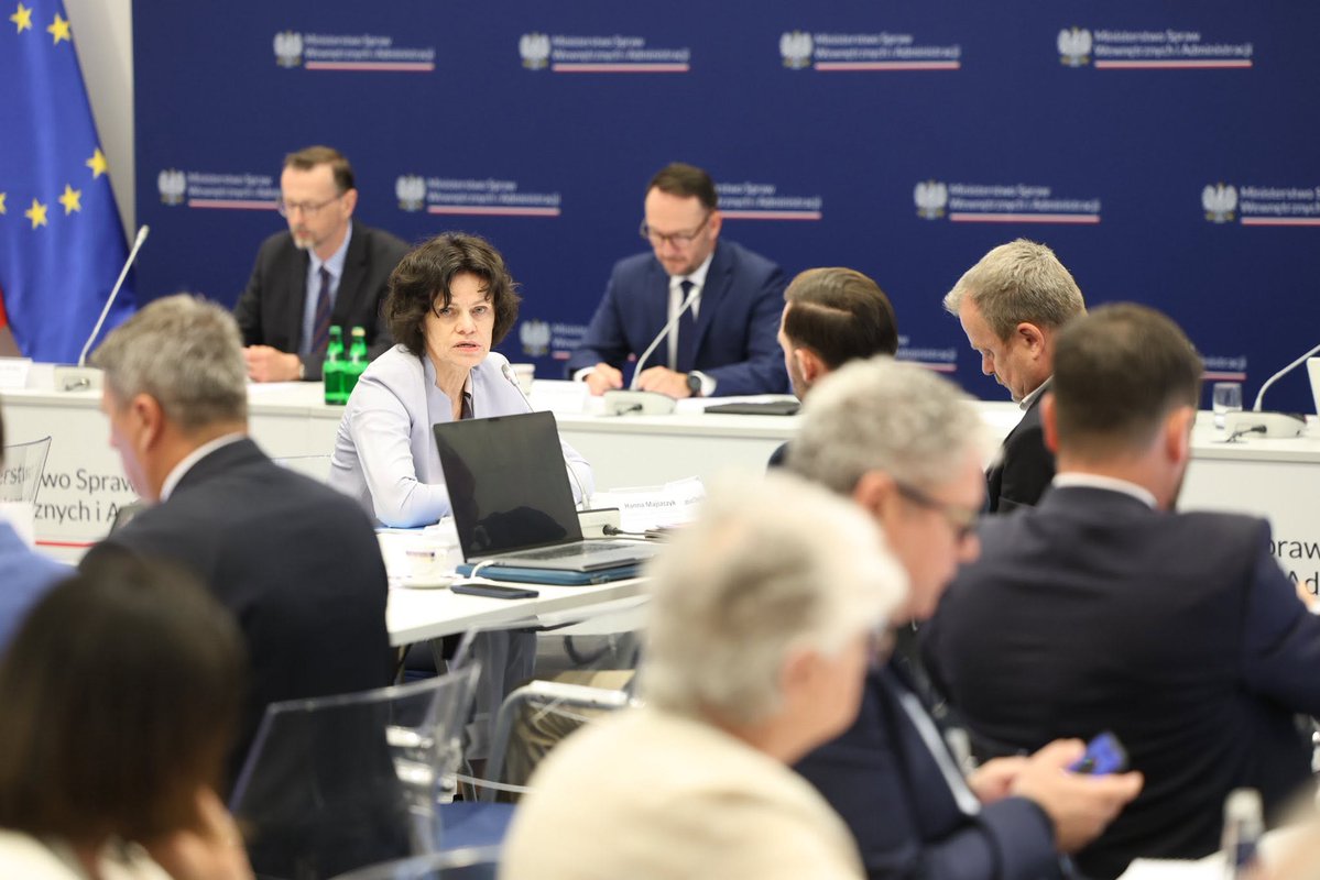 MSWiA_GOV_PL's tweet photo. 🏅 Dzisiejsze posiedzenie Komisji Wspólnej Rządu i Samorządu Terytorialnego rozpoczęło się od uroczystości wręczenia Odznak Honorowych za Zasługi dla Samorządu Terytorialnego przez wiceministra @TSzymanski_ .

👏 To ważne wyróżnienie dla osób, które swoją codzienną pracą, zaangażowaniem i odpowiedzialnością realnie wzmacniają lokalne wspólnoty oraz rozwój samorządu w Polsce. 

🏛️ W dalszej części posiedzenia przedstawiona została informacja Ministra Finansów dotycząca skutków obowiązywania ustawy o dochodach jednostek samorządu terytorialnego.

🤝 Stabilne finanse samorządów to realna możliwość realizacji zadań najbliższych mieszkańcom. Dlatego ten dialog pozostaje tak ważny.
