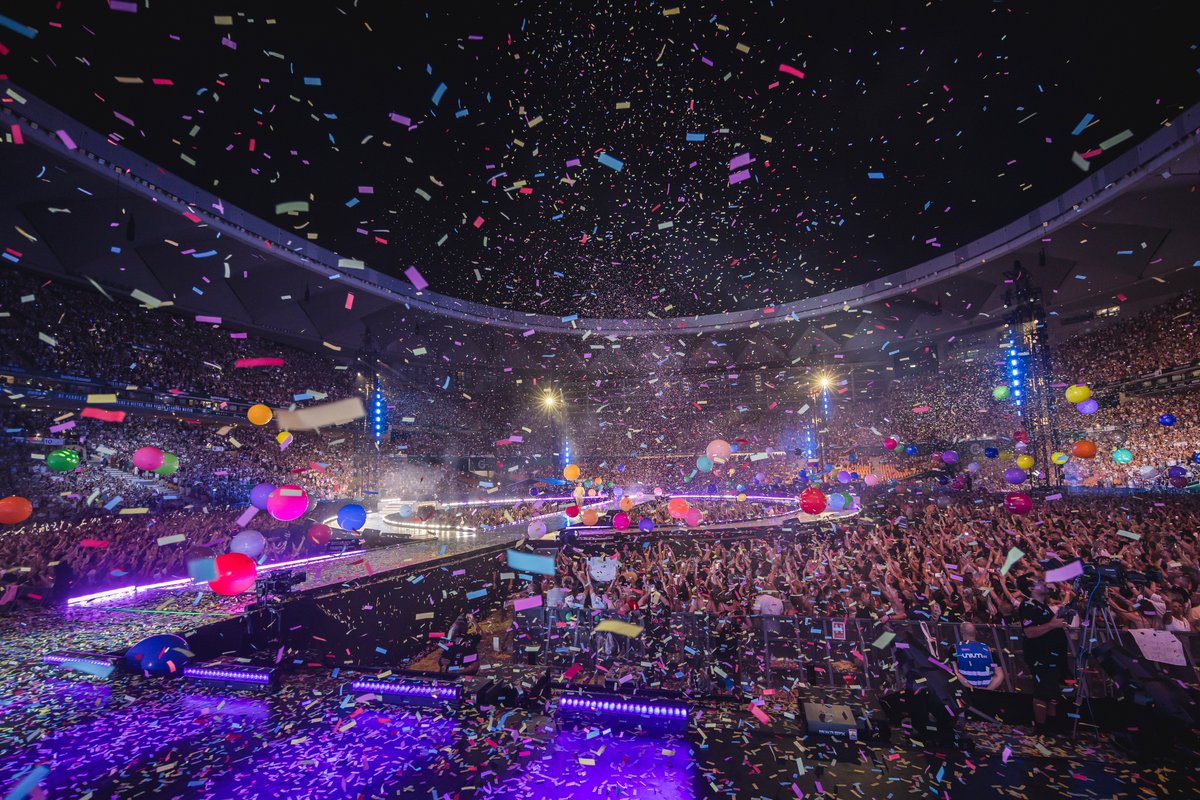 tourcarrasco's tweet photo. Los globos de "Qué bonito es querer" tuvieron su momento de gloria en pista. Antes de eso, pasaron por un largo proceso: inflarlos uno a uno en camerinos y trasladados por un auténtico ejército de compañeros 🎈

La magia del espectáculo tiene estas cosas... 😎 https://t.co/gS3uXzSv4x