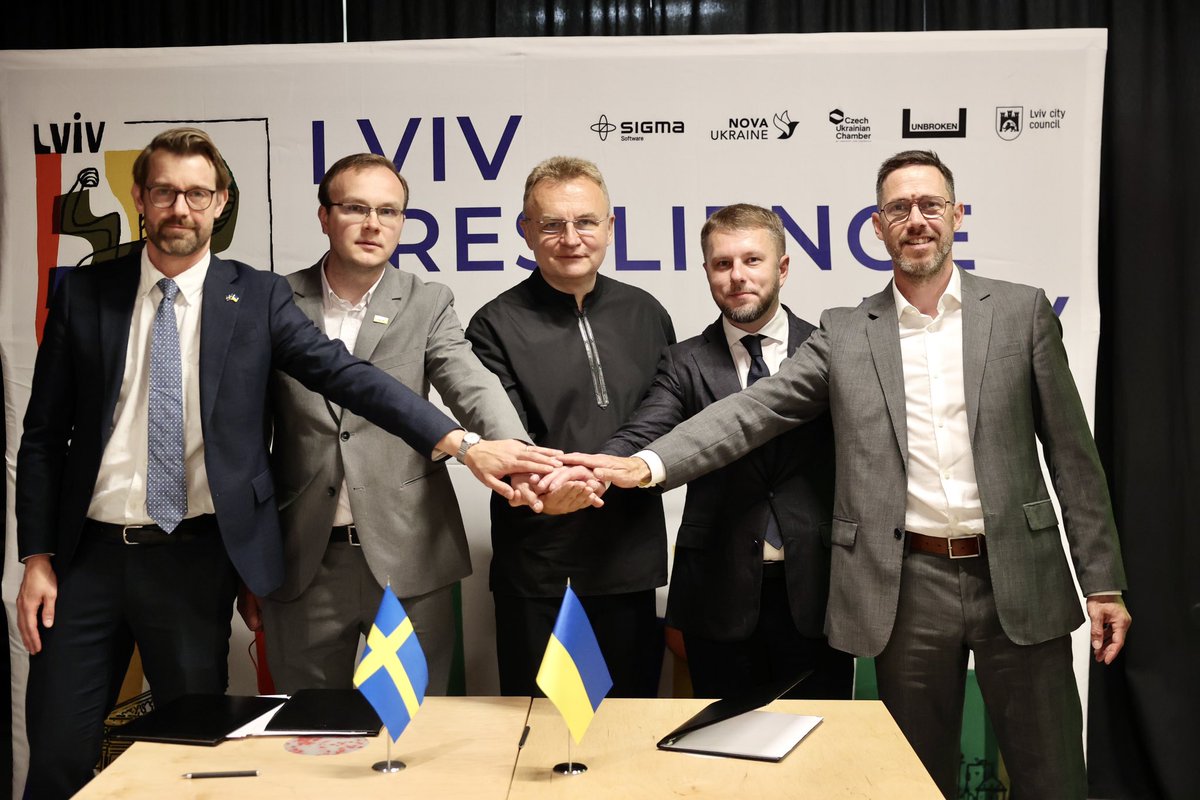 AndriySadovyi's tweet photo. Понад 2,5 млн євро та шість нових угод для Львова ще до старту URC2026.

Сьогодні під час Lviv Resilience Day у Гданську ми підписали шість важливих угод із міжнародними партнерами.

🔹 Разом з урядом Литви залучили понад 1 млн євро на розвиток дитячої лікарні Святого Миколая та освітні програми UNBROKEN University.

🔹 Разом зі Swedfund залучили 500 тис. євро на підготовку проєкту модернізації системи теплопостачання Львова.

🔹 Чеська компанія AS&HC передасть три теплові насоси для нашого пологового будинку.

🔹 Разом із Німецькою торгово-промисловою палатою підписали меморандум про створення German Desk. Це вже третій офіс залучення інвестицій у Львові після Japan Desk та Norway Desk.

🔹 Разом із Чесько-українською торгово-промисловою палатою запускаємо нову освітню програму в межах Школи муніципального партнерства UNBROKEN University. Вона допомагатиме українським громадам залучати інвестиції та будувати міжнародні партнерства.

🔹 Підписали меморандум із французькою компанією TAP Holding, яка планує розширювати свою діяльність в Україні та відкривати нові потужності у Львові.

І це лише результати одного дня роботи у Гданську. Хоча насправді за кожною з цих угод стоять місяці перемовин, зустрічей, відряджень і щоденної роботи нашої команди.

Попри все, що останнім часом намагаються нав’язати нам у публічному просторі, Польща зустрічає нас тепло. Дякую Гданську та нашим польським друзям за гостинність і можливість говорити тут про майбутнє України разом зі світовою спільнотою.