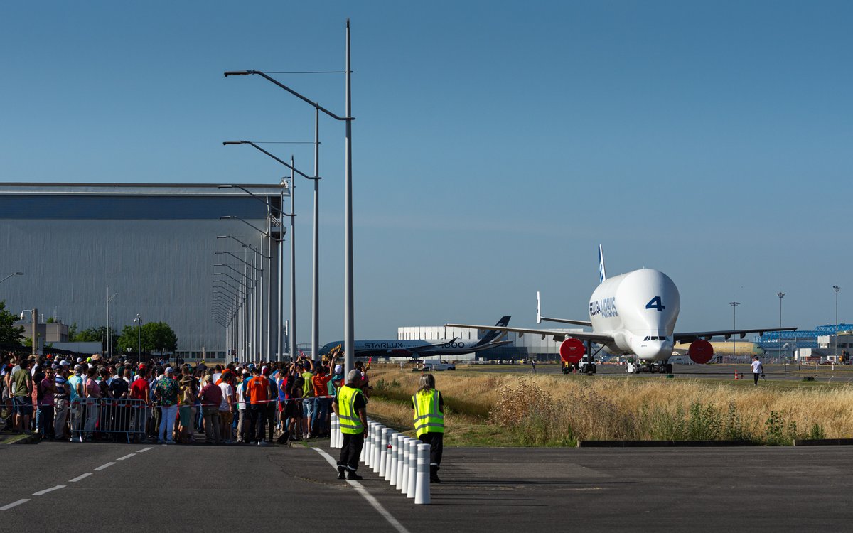 NunoSeletti's tweet photo. 👋Bonne retraite Tango Delta ! L'@Airbus #Beluga ST n°4 à enfin rejoins le tarmac nord du musée #Aeroscopia ce matin. J'étais sur place pour couvrir l'évènement pour @airwaysmagazine Petit thread photo🧵#Airbus https://t.co/WMhNmoAglN