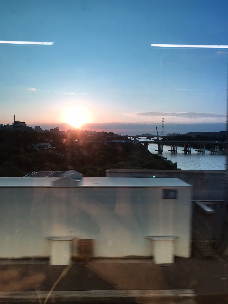 ju_le_e's tweet photo. 해질 때 합정역 지나가면 행복해져.. https://t.co/RCEQsC9Ixz