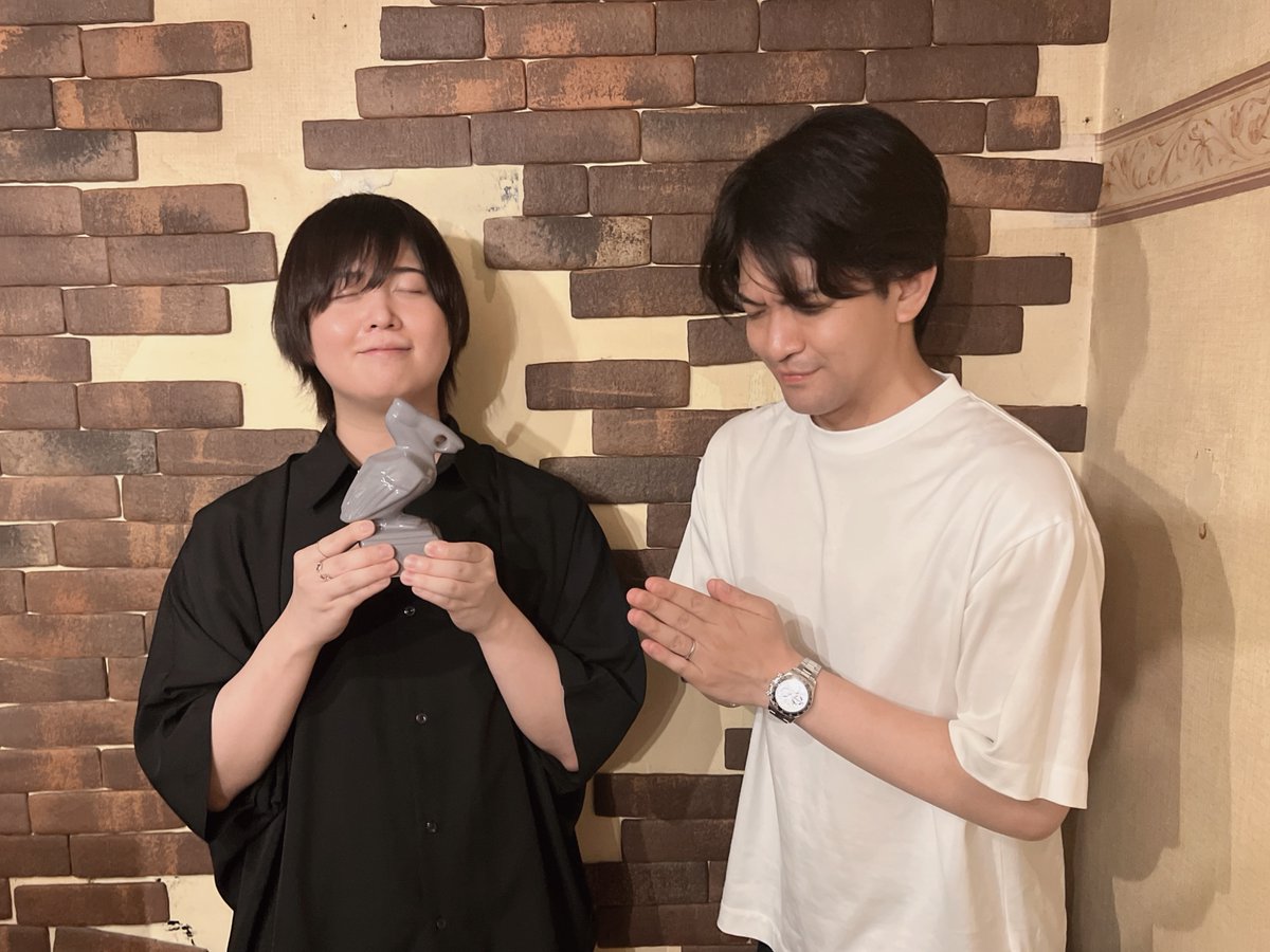 dameradi's tweet photo. 今回の写真は...

上半期忘年会＆誕生日プレゼントの鳥でパシャリ🍺🕊️
忘年会はまだまだ続く🌟
来週は、あのふたりと一緒に４人でお届けしちゃいますので
お楽しみに🍺🍺🍺🍺

radikoでの視聴はこちら📻️⬇️
https://t.co/n2ASm48ida

QloveR⬇️
https://t.co/tnahQb2IpZ

#おやすみなさい
#ダメラジ
#joqr
#斉藤壮馬
#石川界人