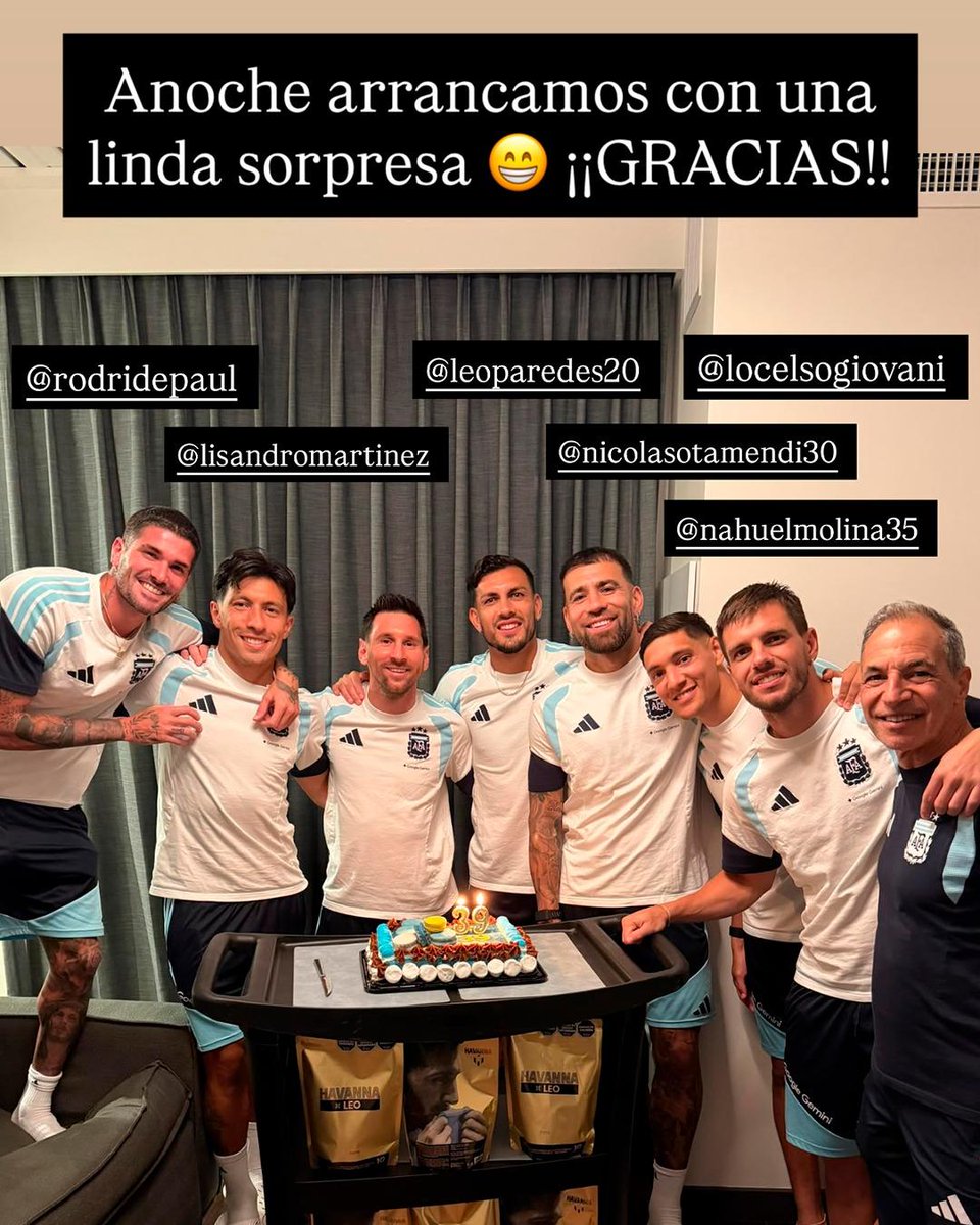 infobae's tweet photo. "Anoche arrancamos con una linda sorpresa 😁 ¡¡GRACIAS!!"

🎂 Lionel Messi compartió una imagen con compañeros de la Selección Argentina, Marito y una torta de cumpleaños. https://t.co/GzEVdAVKM1