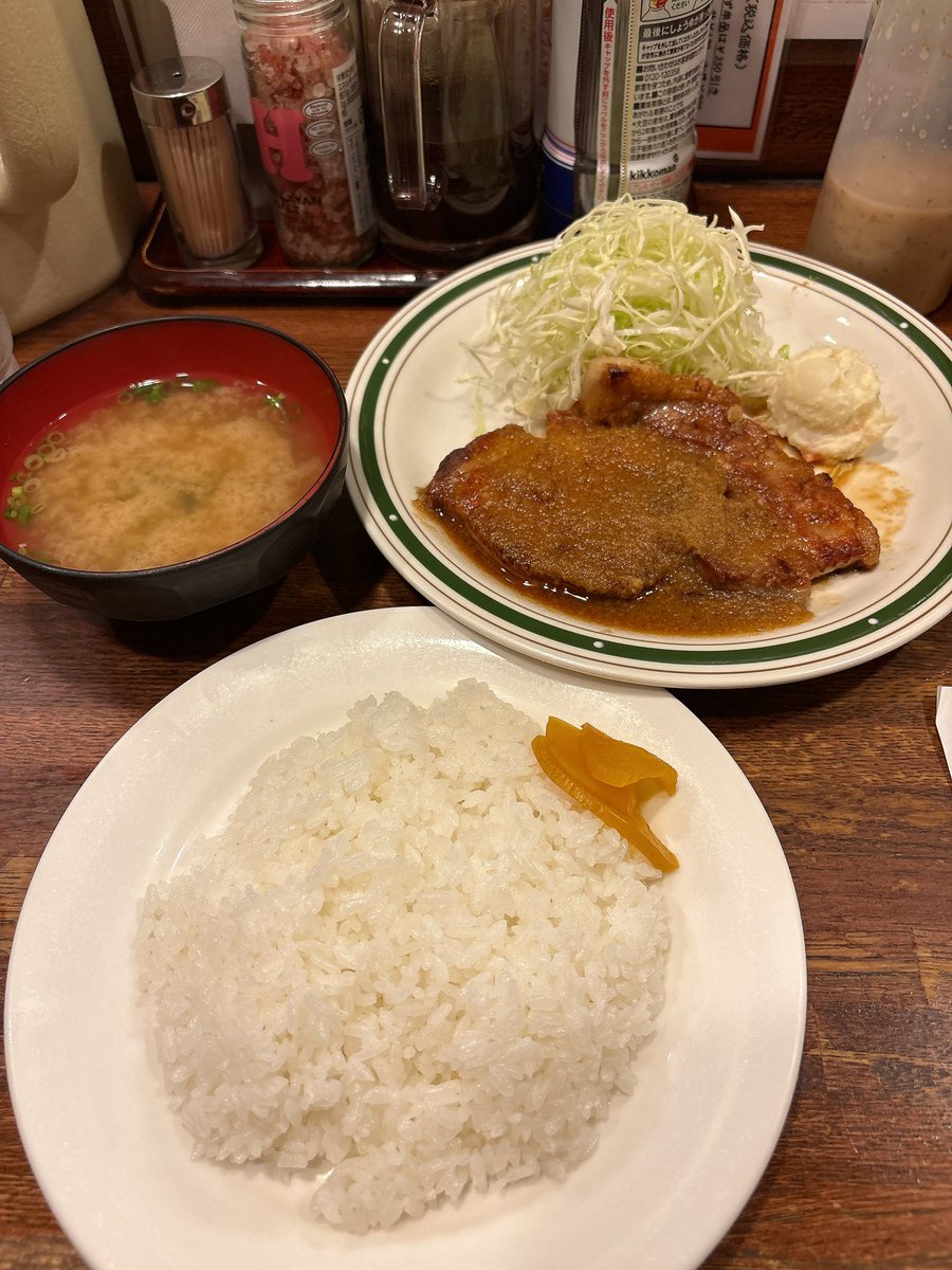 Novs_N_Roses's tweet photo. かつれつ 四谷たけだ
ポークジンジャー定食🐷
列車事故で途中下車🤣
こーなるとなかなか動かんと見て
行列で時間稼ぐのも
まぁーいいっかぁ
っで
こちらへ😙
王道のかつれつか…
悩んだが
ポークジンジャーで💁🏻
うんうん😍
んんまぁ〜〜
特別なことないこれが
いいのよ🥰 https://t.co/wSHBAQdpOd
