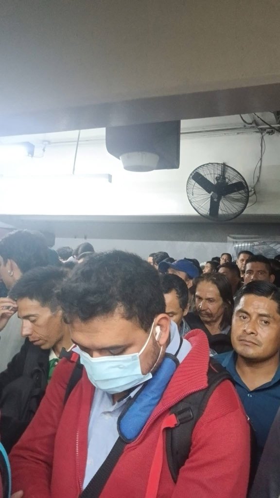 _imViral_'s tweet photo. Bendito metro CDMX línea 9 8:05 AM a 8:52 estuve ahí. https://t.co/pW8ZEfO2Rj