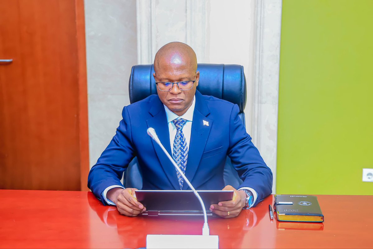 IrebeFM's tweet photo. 🇧🇮 Conseil des ministres du 24 juin 2026

Le Conseil des ministres s’est réuni ce mercredi 24 juin 2026 sous l’égide du Chef de l’État burundais, @GeneralNeva, pour analyser et adopter plusieurs projets de loi et de décrets.

Parmi les principaux dossiers inscrits à l’ordre du jour :

🔹 Diplomatie Burundi–Angola
Projet de loi portant ratification de l’accord d’exemption de visa pour les détenteurs de passeports diplomatiques et de service, signé à Addis-Abeba le 12 février 2026.

🔹 Centrales DAMA 015 et SIKU 011
Projets de contrats PPP pour la conception, la construction et l’exploitation de deux centrales hydroélectriques de 9,8 MW et 12,4 MW par DAMA HYDROWERT SPRL.

🔹 Exploitation aurifère à Buhumuza
Projet de décret portant octroi d’un permis d’exploitation d’or et de minerais associés dans le périmètre de Masaka, commune Butihinda, à SOTBU Mining Company Limited.

🔹 Minerais à Butanyerera
Projet de décret portant octroi d’un permis d’exploitation de colombo-tantalite et de cassitérite dans le périmètre de Kabarore à SOMEBU Mining Company Limited.

🔹 Centrales hydroélectriques sur la Kirasa
Projet d’avenant au contrat PPP pour la mise en place de deux centrales en cascade d’une capacité totale de 16 MW.

🔹 Infrastructures de la Présidence
Projet de décret déclarant d’utilité publique une zone destinée aux infrastructures de la Présidence de la République.

🔹 Terres domaniales rurales
Projet de décret portant révision des tarifs de location.

🔹 Monument en mémoire de feu Bihome
Projet de décret déclarant d’utilité publique un terrain de 73 ares 58 centiares à Kiganda (Gitega).

🔹 Roche noire pour la RN3
Projet de décret déclarant d’utilité publique un site d’extraction à Kabezi pour la construction de la route Bujumbura–Gitaza.

🔹 Modernisation pédagogique
Projet de mémorandum avec B and Partners Sprl visant à moderniser les outils de production pédagogique et redynamiser la RPP.

🔹 Lutte contre la fuite des cerveaux
Présentation d’une note sur les mécanismes de stabilisation des ressources humaines rares.

#Burundi #ConseilDesMinistres #Gouvernance #Développement