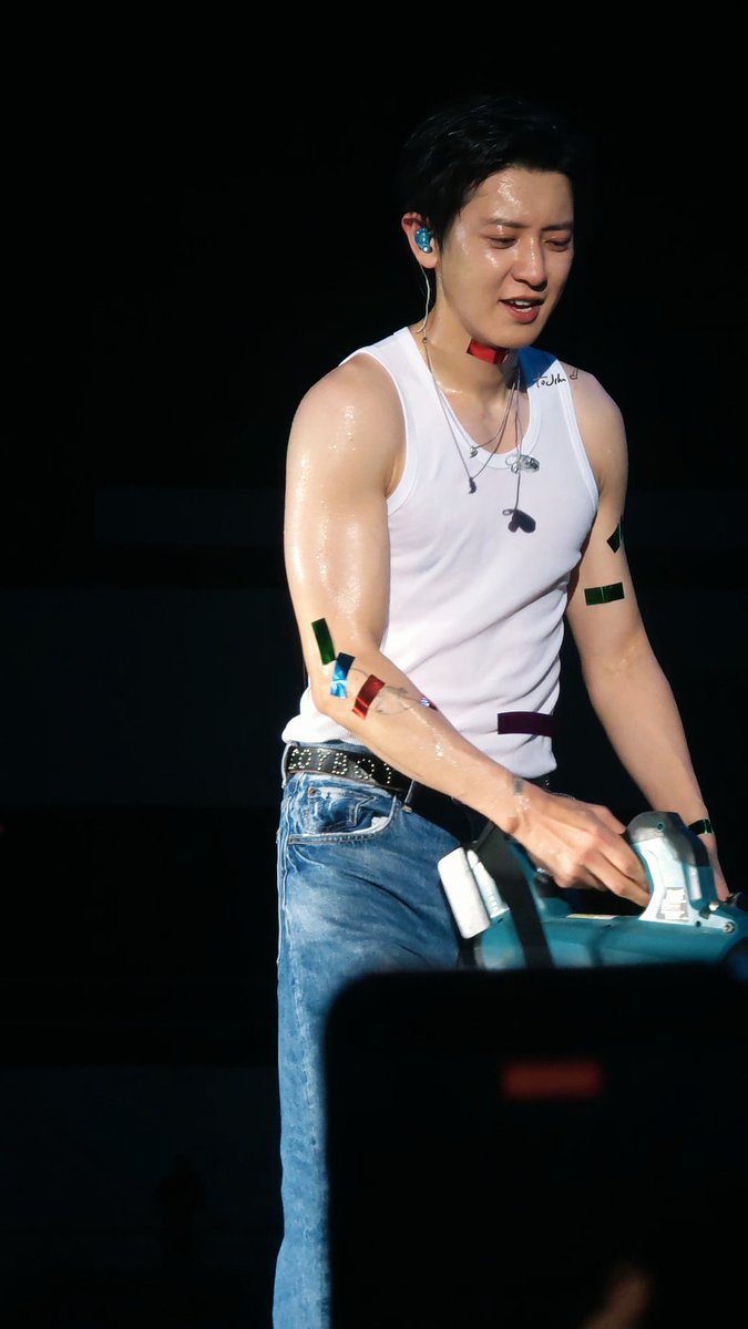 nurulain95_'s tweet photo. PARK CHANYEOL 🫠🔥 

*FAINT* 

#CHANYEOL #찬열  #EXO 
#EXhOrizoninKL https://t.co/3kTQe4xHgG