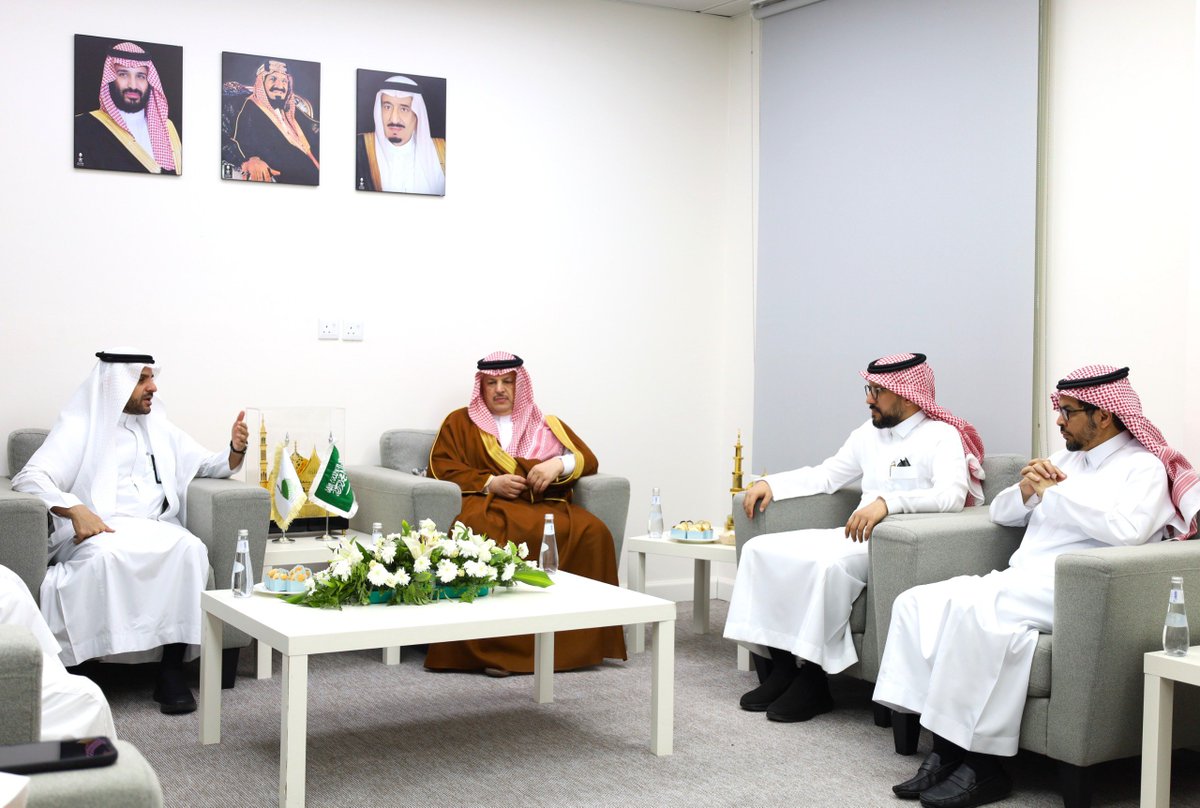 MadinahAward's tweet photo. استقبلت مؤسسة #جائزة_المدينة_المنورة سعادة وكيل الإمارة الاستاذ عبدالمحسن بن حميد وعدداً من قيادات الإمارة، وكان في استقبالهم سعادة الأمين العام لمؤسسة الجائزة م. محمد عباس، وجرى خلال الزيارة الاطلاع على أعمال المؤسسة وبحث فرص التعاون بما يدعم الجهود التنموية بالمنطقة. https://t.co/Uh90hI91jj