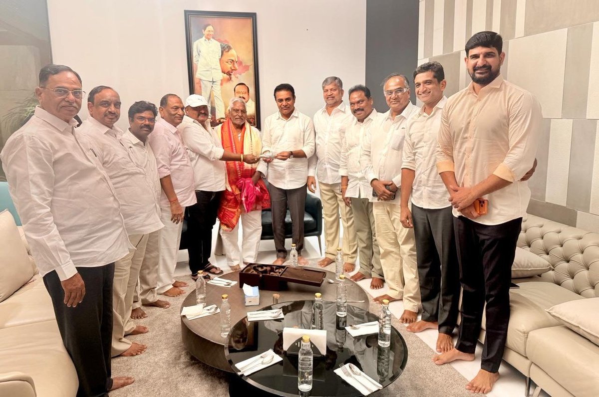 BTR_KTR's tweet photo. ❇️ కరీంనగర్ జిల్లాలో కారు గుర్తు సునామీ ఖాయం 

❇️ ఎప్పుడు ఎన్నికలు జరిగిన అన్ని స్థానాల్లో కారు గుర్తుదే గెలుపు

❇️ కరీంనగర్ జిల్లా అనాదిగా బీఆర్ఎస్‌కి కోట

❇️ ఈరోజు హైదరాబాద్ లోని ఎమ్మెల్యే గంగుల కమలాకర్ నివాసంలో ఉమ్మడి జిల్లా నేతలతో బీఆర్ఎస్ వర్కింగ్ ప్రెసిడెంట్ @KTRBRS సమావేశం

❇️ హాజరైన ఎమ్మెల్యేలు, మాజీ ఎమ్మెల్యేలు, పార్టీ క్షేత్రస్థాయి బలోపేతంతో పాటు సమకాలీన రాజకీయాలపైన దిశానిర్దేశం.