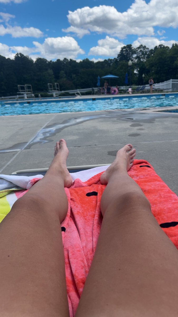 white9582's tweet photo. Pool day 🩵🩷Chillen https://t.co/pTp4iaCKin
