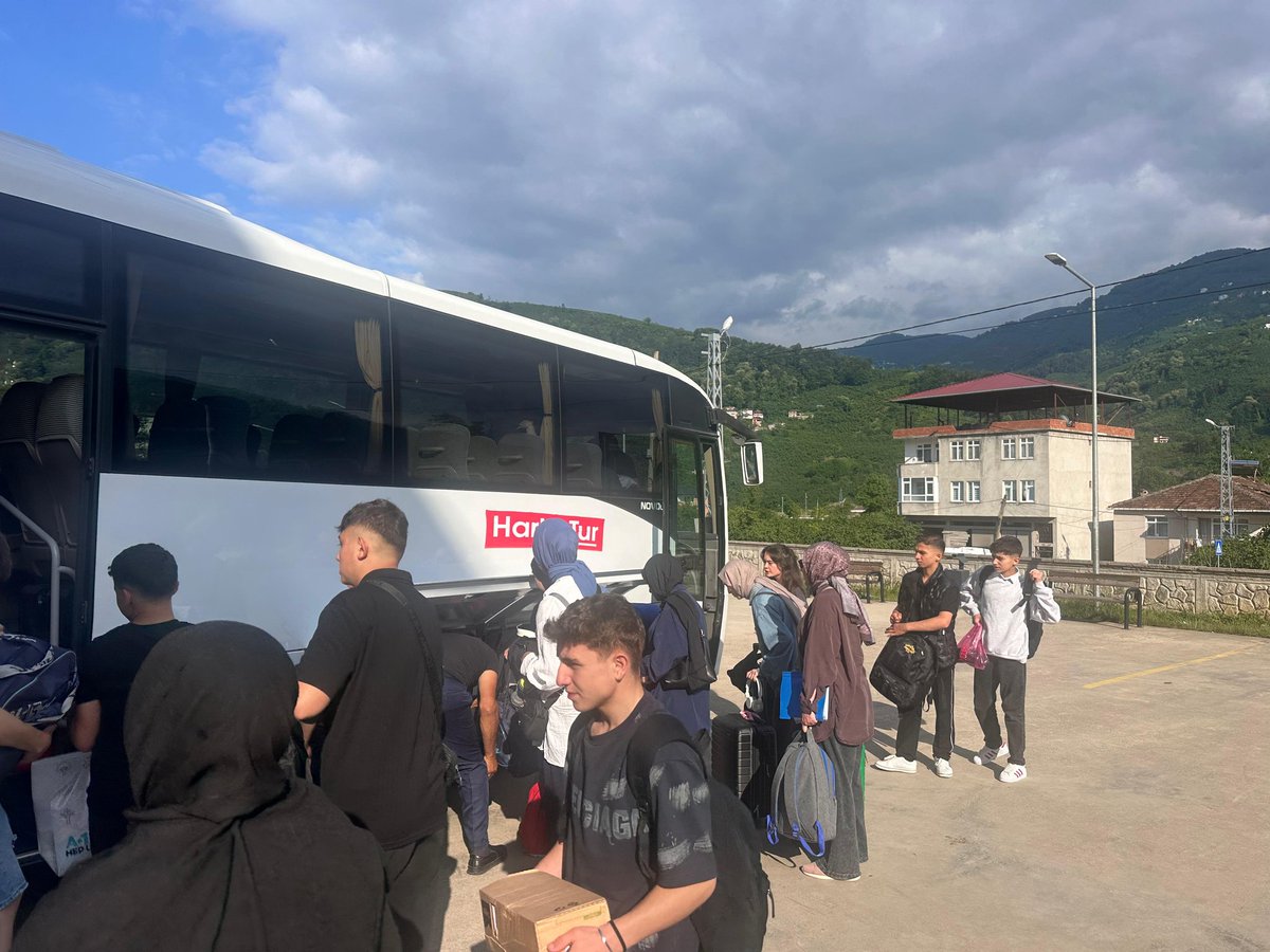 CatalpinarMem's tweet photo. GEÇMİŞİN İZİNDE, GELECEĞE YOLCULUK

Çatalpınar Kaymakamımız Sayın Mehmet Sevban GÖKBUNAR’ın himayelerinde, İlçe Milli Eğitim Müdürlüğümüz ve Çatalpınar Yerel Kalkınma Derneğinin iş birliğiyle yürütülen proje kapsamında öğrencilerimizi Bursa ve Çanakkale gezisine uğurladık.

Uğurlama programına katılan İlçe Millî Eğitim Müdürümüz Sayın Hasan ACU, Şube Müdürümüz Sayın Muhammet ANCAZA ve Çatalpınar Yerel Kalkınma Derneği Başkanı Sayın İrfan ÖZEN, öğrencilerimizle bir araya gelerek kendilerine başarı ve iyi yolculuk dileklerini ilettiler.

Medeniyetimizin önemli başkentlerinden Bursa’yı ve milletimizin bağımsızlık destanının yazıldığı Çanakkale’yi yerinde görme fırsatı bulacak olan öğrencilerimiz; tarihimizle, kültürümüzle ve milli değerlerimizle buluşacak, unutamayacakları bir eğitim yolculuğu yaşayacaklar.

Her çocuğumuzun mutlaka görmesi gereken Çanakkale ruhunu ve ecdat mirasını gençlerimize tanıtmayı amaçlayan bu anlamlı projede emeği geçen başta Kaymakamımız Sayın Mehmet Sevban GÖKBUNAR olmak üzere, Çatalpınar Yerel Kalkınma Derneğine, öğretmenlerimize ve katkı sunan herkese teşekkür ediyor; öğrencilerimize hayırlı, verimli ve güzel bir gezi diliyoruz.

Tarihini bilen, değerlerini tanıyan ve geleceğe güvenle yürüyen nesiller yetiştirmek için çalışmaya devam ediyoruz.

#EğitimdeMarkaŞehirÇatalpınar 🇹🇷