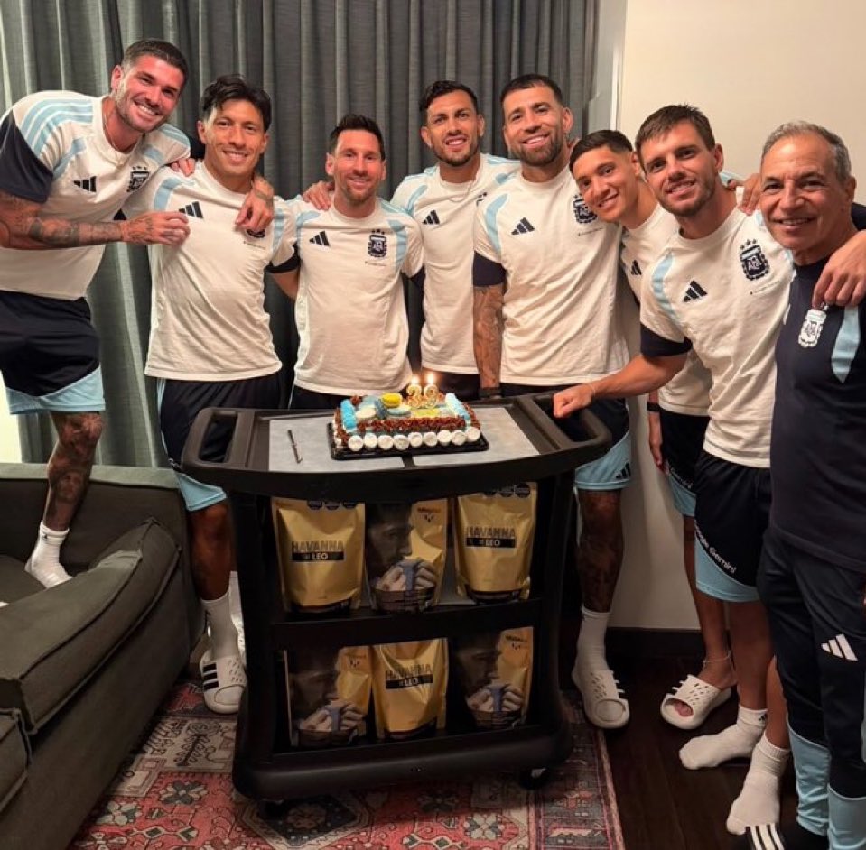 KORAZR23's tweet photo. لاعبو المنتخب الأرجنتيني يحتفلون بعيد ميلاد الاسطورة ميسي ال39 🥳🎂💙 https://t.co/ZidgNYjmTm