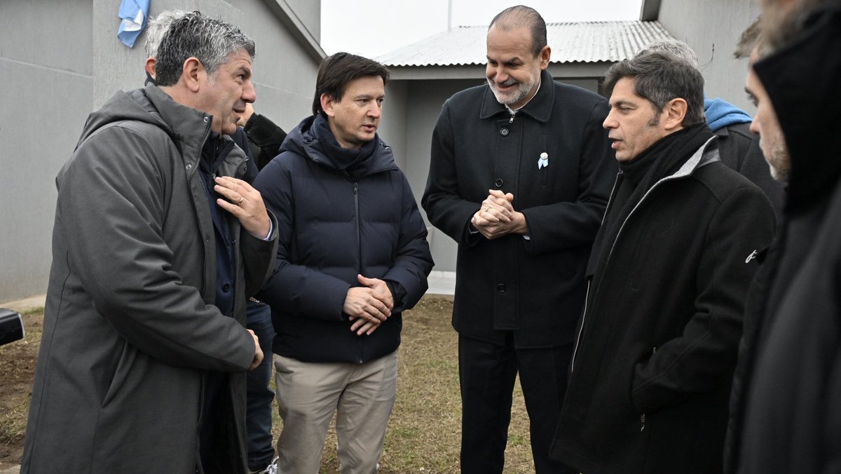 fsusbielles's tweet photo. 🏡 ¡Más familias bahienses cumplieron su sueño de la casa propia! 

Acompañamos al gobernador @kicillofok en la entrega final de viviendas construidas junto a la Cooperativa “15 de Diciembre”, un proyecto con más de $2.416 millones de inversión. https://t.co/fciaOYIjAD