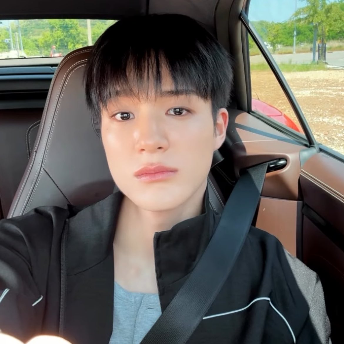 milinajane's tweet photo. “มีอะไร ไม่ไปซักที”

“กำลังคิดอยู่ครับ”

“คิดอะไร?”

“ถ้าพี่มีแฟน…”

“แล้ว?”

“ผมคงไม่ได้นั่งข้าง ๆ พี่”

“….”

“โชคดีของผมที่พี่ยังไม่มี” https://t.co/QrAlm3IwNL