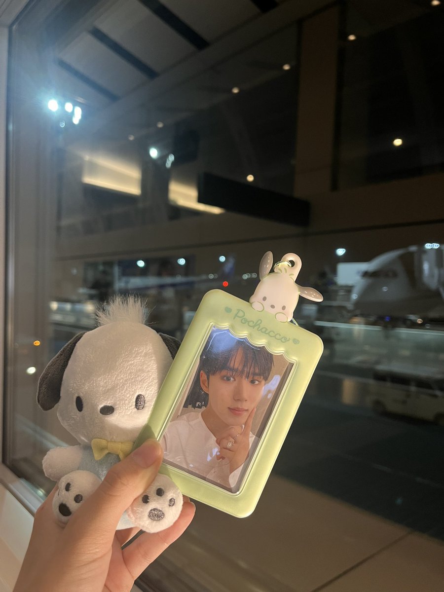 _luvjunseo87's tweet photo. 台風の影響で金曜に飛ぶ予定だったけど今着いた〜
ペンコン無事開催してー🥺🥺🥺

#ALPHADRIVEONE #ALD1 https://t.co/CWDtXzYZ95