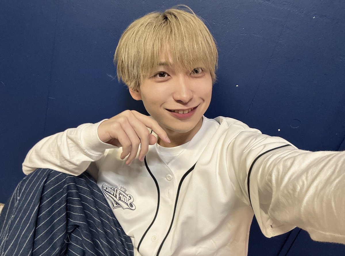 HIRO_StarPrince's tweet photo. スタプリ単独公演
ありがとうございました！
僕の熱量が伝わってたら最高です🔥
かっこいい系のセトリ好きだな

特典会も、久しぶりの総選挙投票も
全部ほんとにありがとう

この雨の中ね、ちょいちょい雨宿りしながら帰ってたんだけど、

君と2人の時間が幸せすぎたなとか
ちゃんと家に帰れたかなとか
今日会えてよかったって感じてくれたかなとか
なんかずっと想ってた！君のこと！

雨で足元悪いなか、
ホームGBまで会いに来てくれて
僕のことも僕の夢も大切にしてくれて
本当にありがとう

新体制が整う前の、
3人時代とかの黎明期からいままで
出逢ってくれた方々が
こんだけたくさん応援してくれてるのに

俺がみんなに恩返しできることは
こんなもんでいいわけないなって感じるし

やっぱりセンターなりたい

まだまだがんばるね