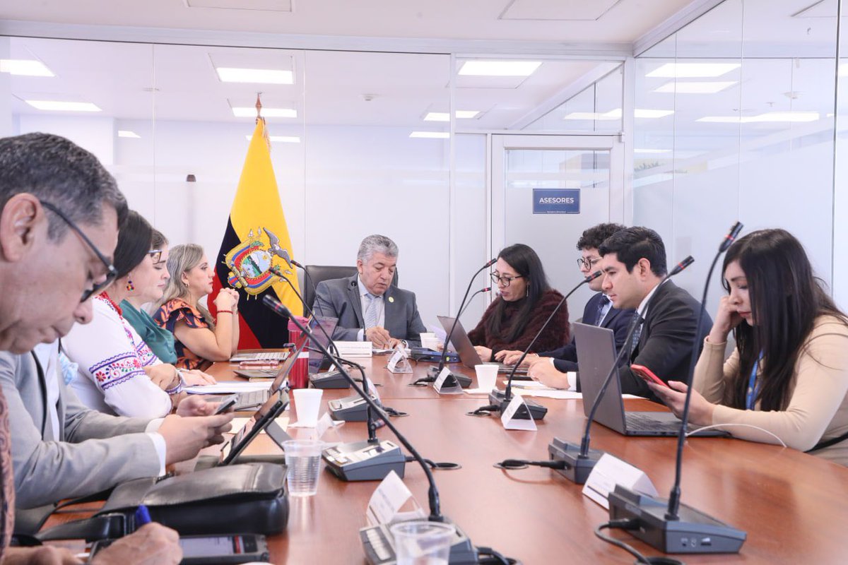 Asamblea_Ec's tweet photo. En el tratamiento del Proyecto de Ley Orgánica Reformatoria a varias leyes para garantizar la igualdad en el acceso a la #LeyCalamidadDoméstica, @LaboralAN recibe los criterios jurídicos de Juan Carlos Berm��dez. #AsambelaEc2026 https://t.co/wqNcBB2zNd
